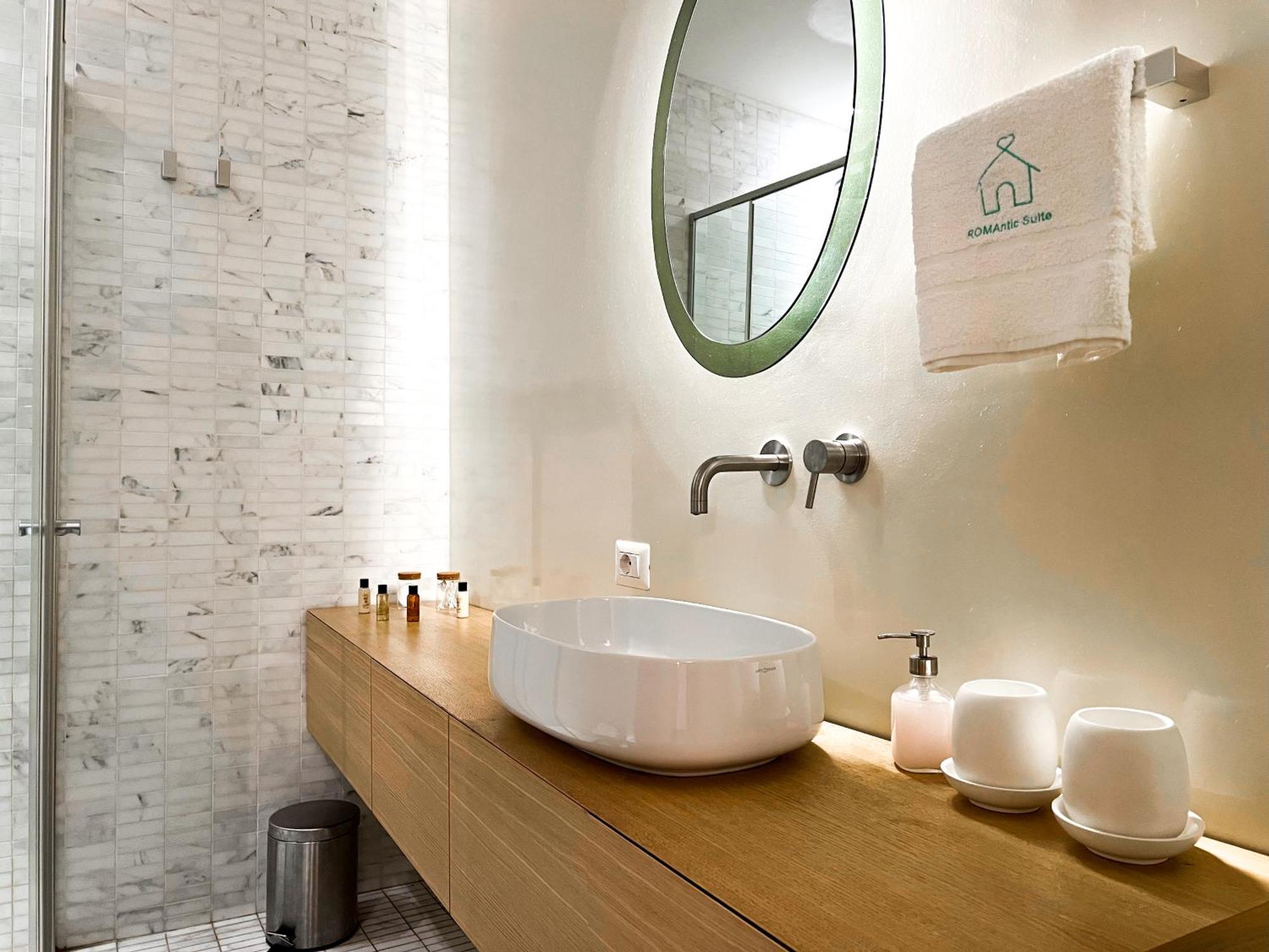 Luxury House & Secret Garden - Strategic Location, 100m To Metro B Apartment *