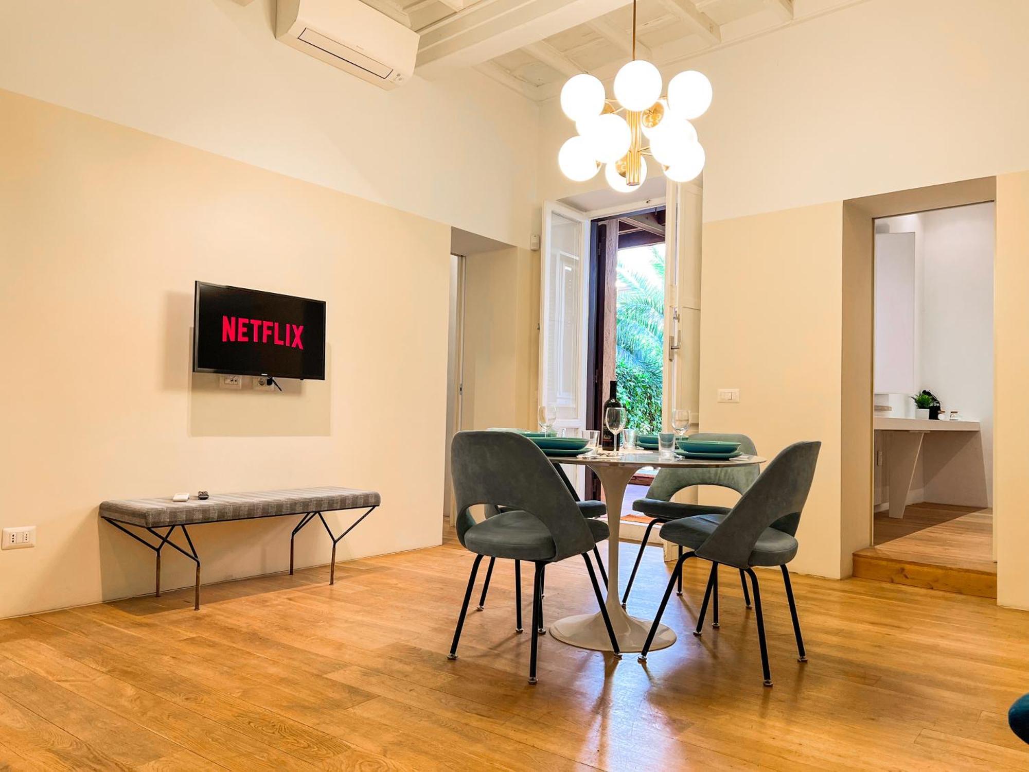 Luxury House & Secret Garden - Strategic Location, 100m To Metro B