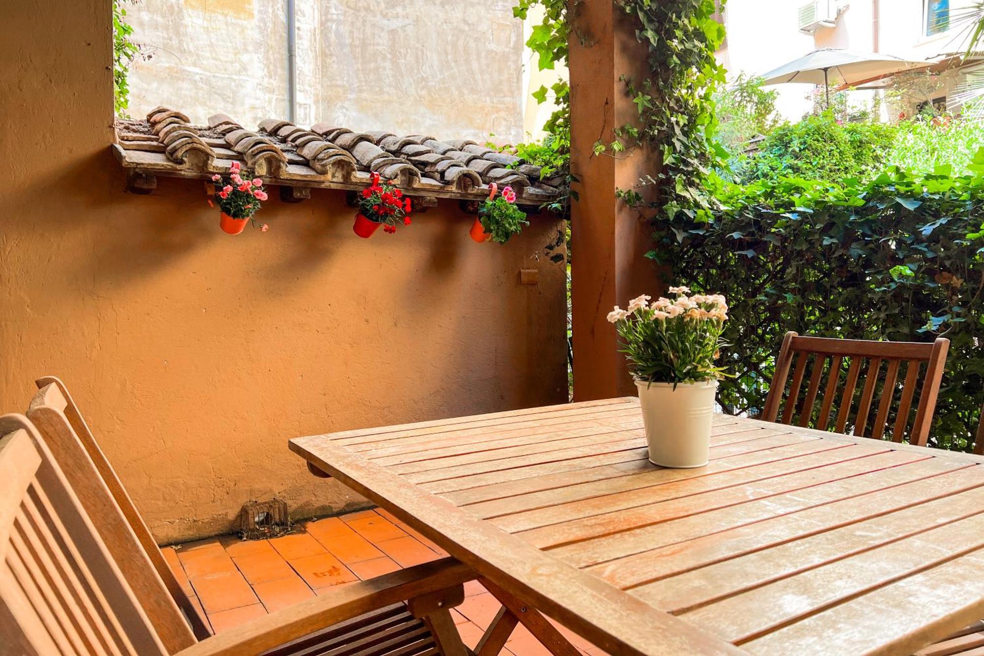Luxury House & Secret Garden - Strategic Location, 100m To Metro B Apartment