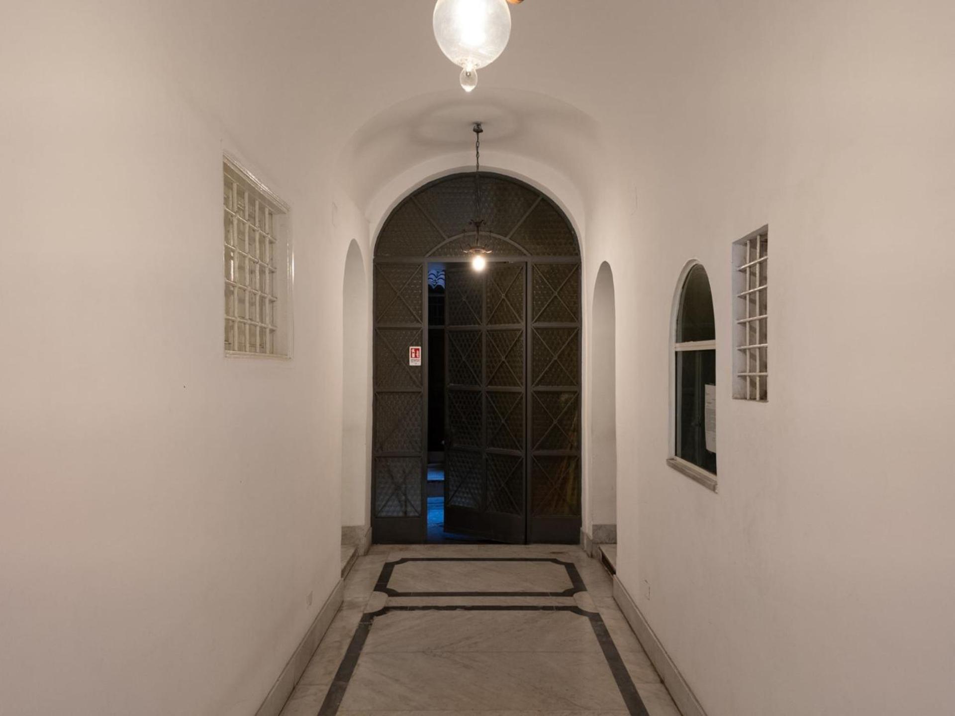 The Rent - Spacious Two-bedroom In Old Town Rome