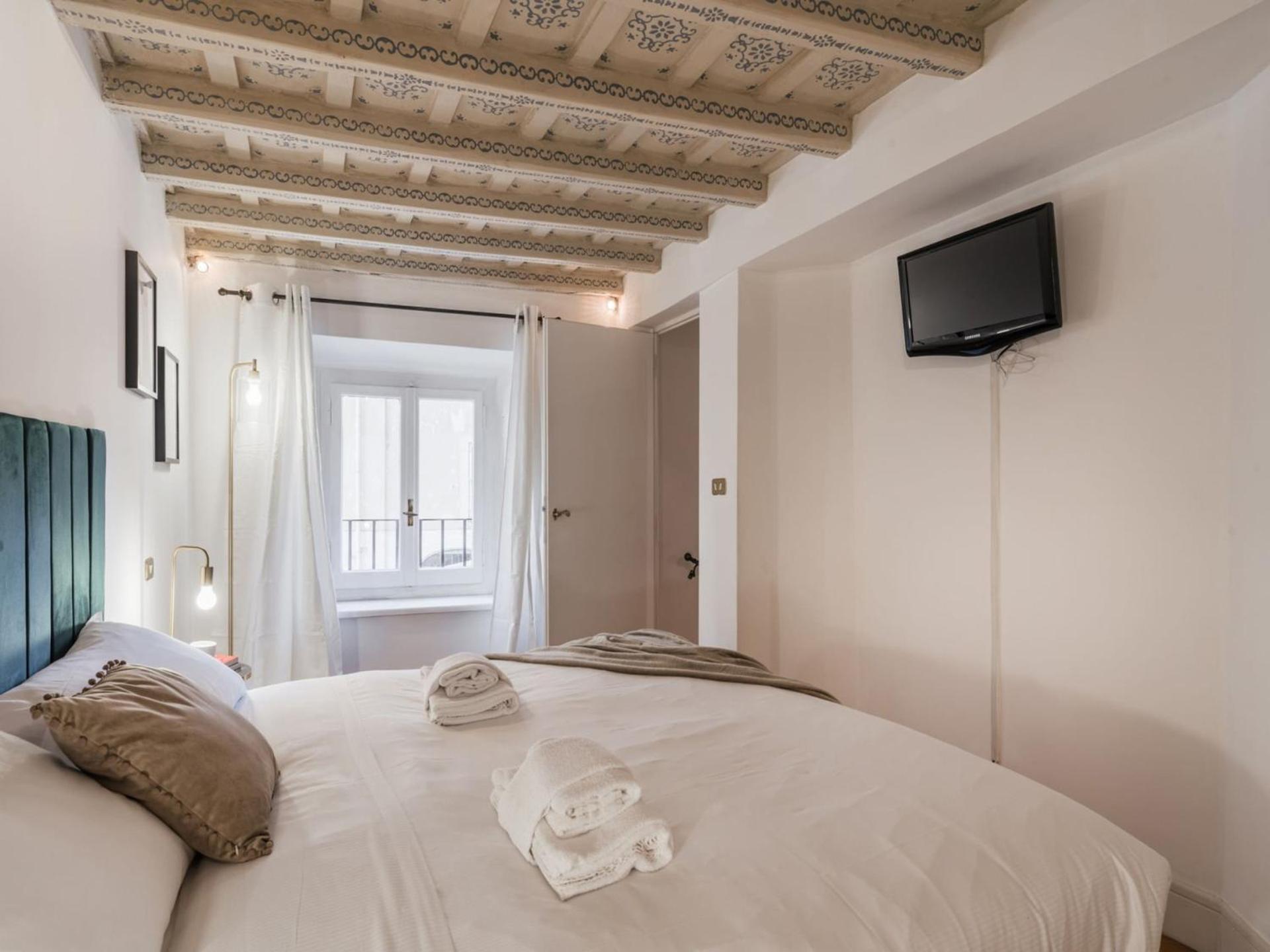 The Rent - Spacious Two-bedroom In Old Town Apartment Rome