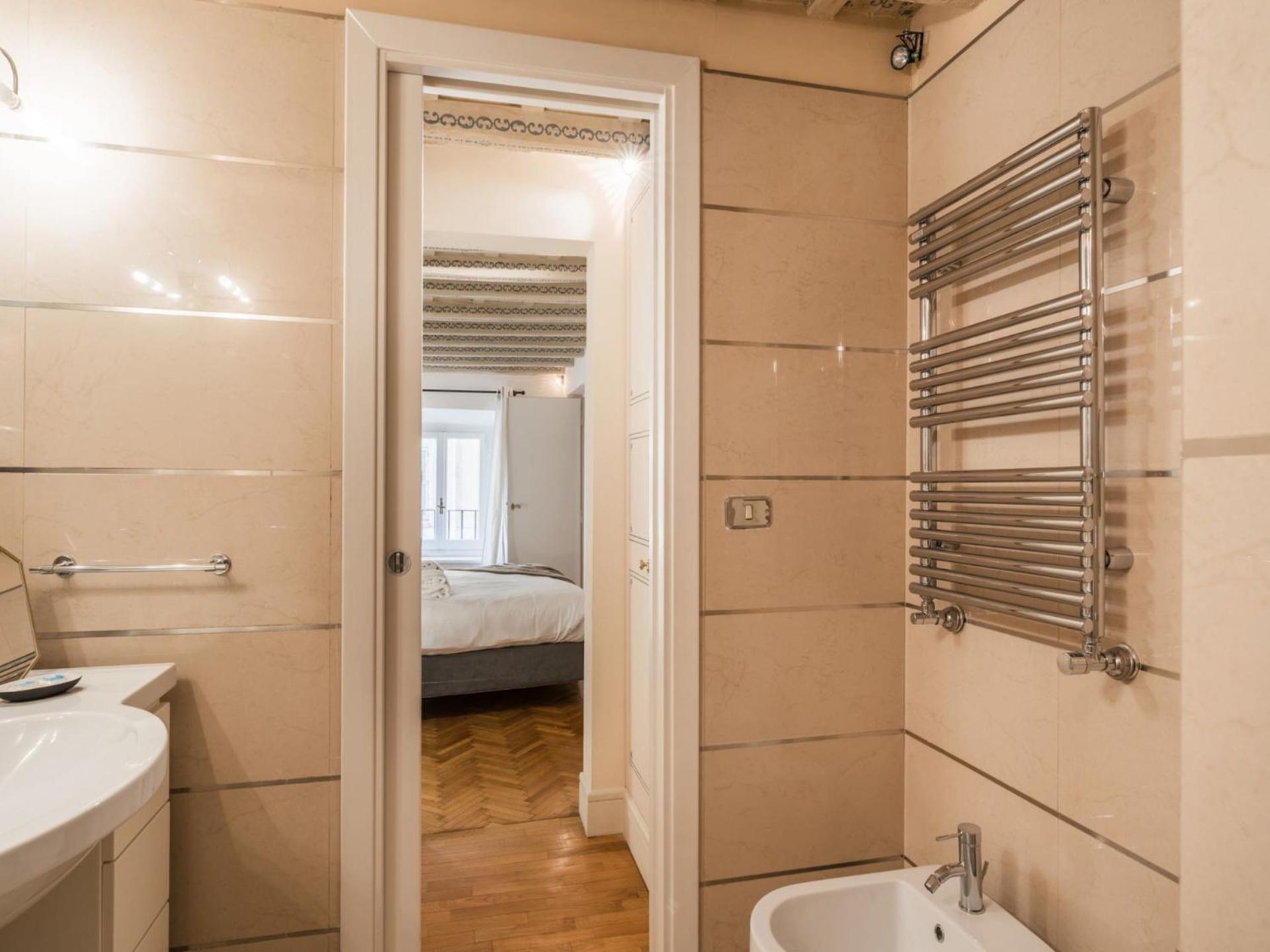 The Rent - Spacious Two-bedroom In Old Town Apartment *