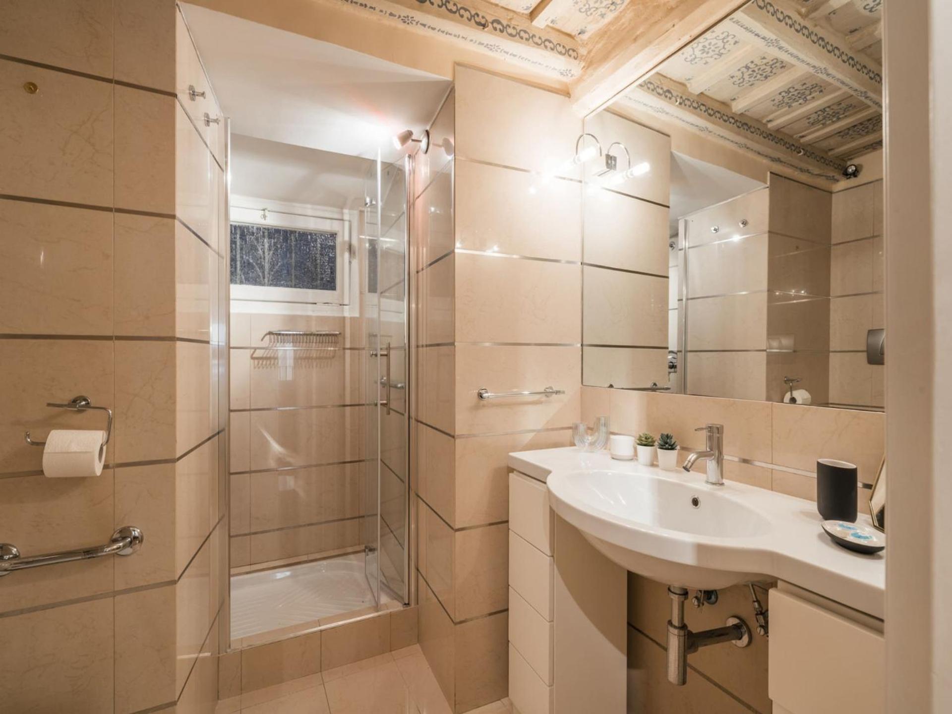 The Rent - Spacious Two-bedroom In Old Town Apartment