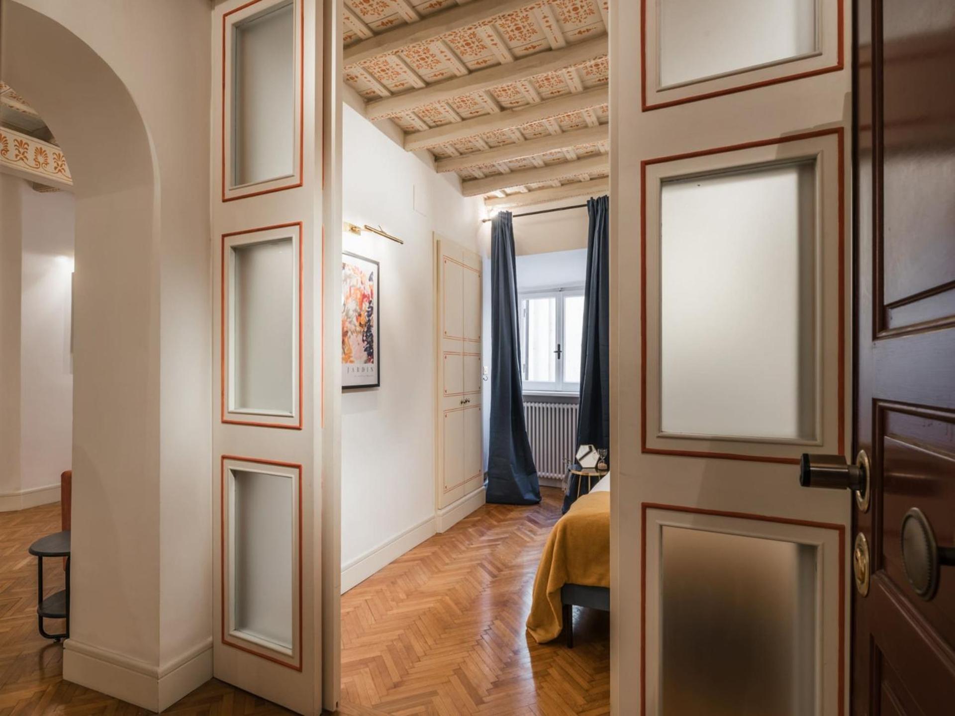 The Rent - Spacious Two-bedroom In Old Town Rome
