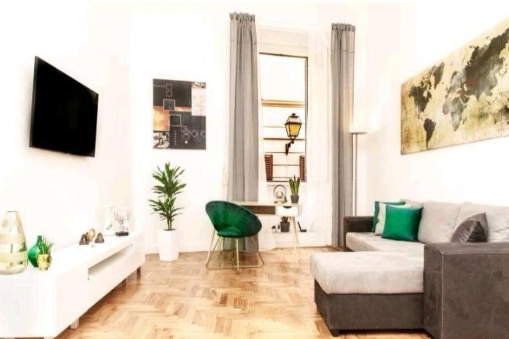 Campo De'fiori-rome By Foot Charming Aircwif Netflix Apartment Rome