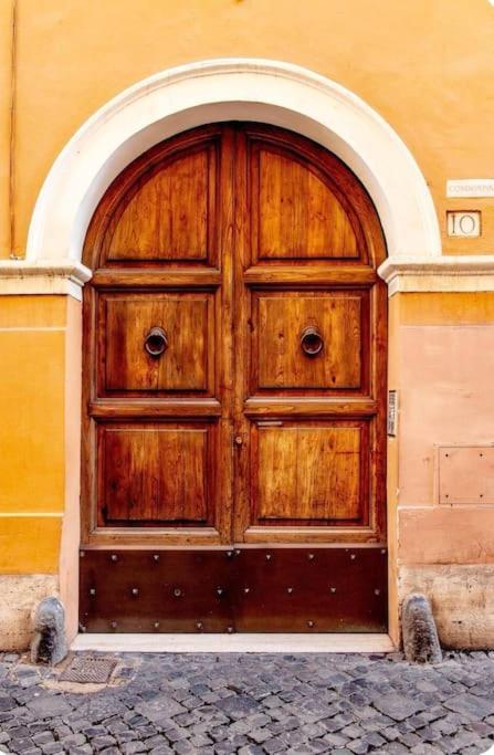 Campo De'fiori-rome By Foot Charming Aircwif Netflix Apartment Rome
