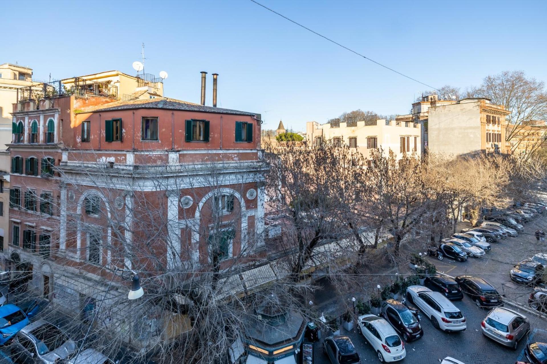 New Trastevere Home: Big, Elegant, Comfy Apartment