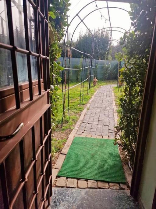 Appia Antica Parcheggio E Giardino Fermata Bus 4 Ospiti Holiday home *