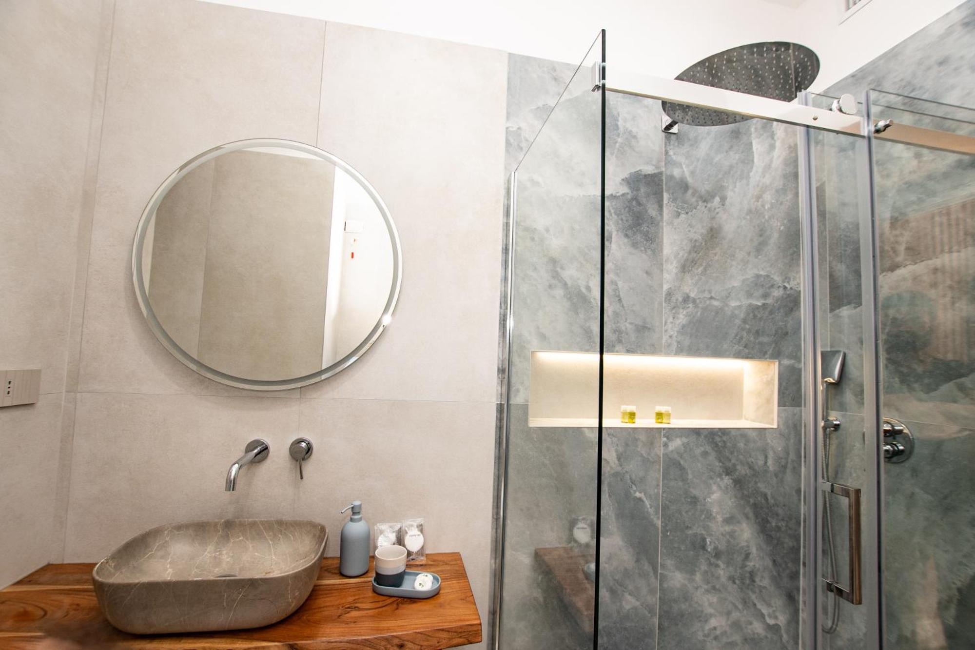 Leon Modern Near Subway - Ground Floor Apartment *