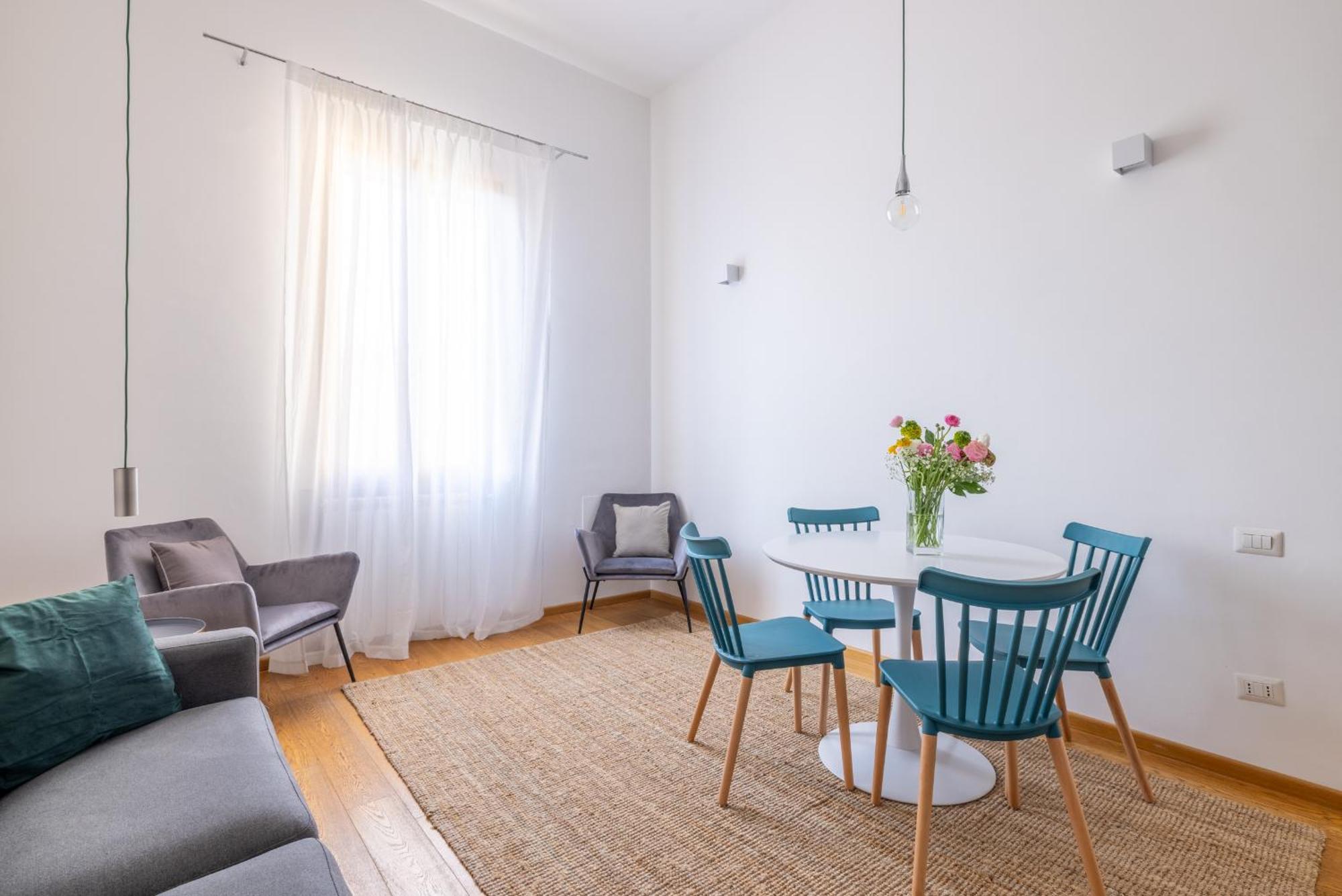 Elegant With Two Bedrooms Apartment *