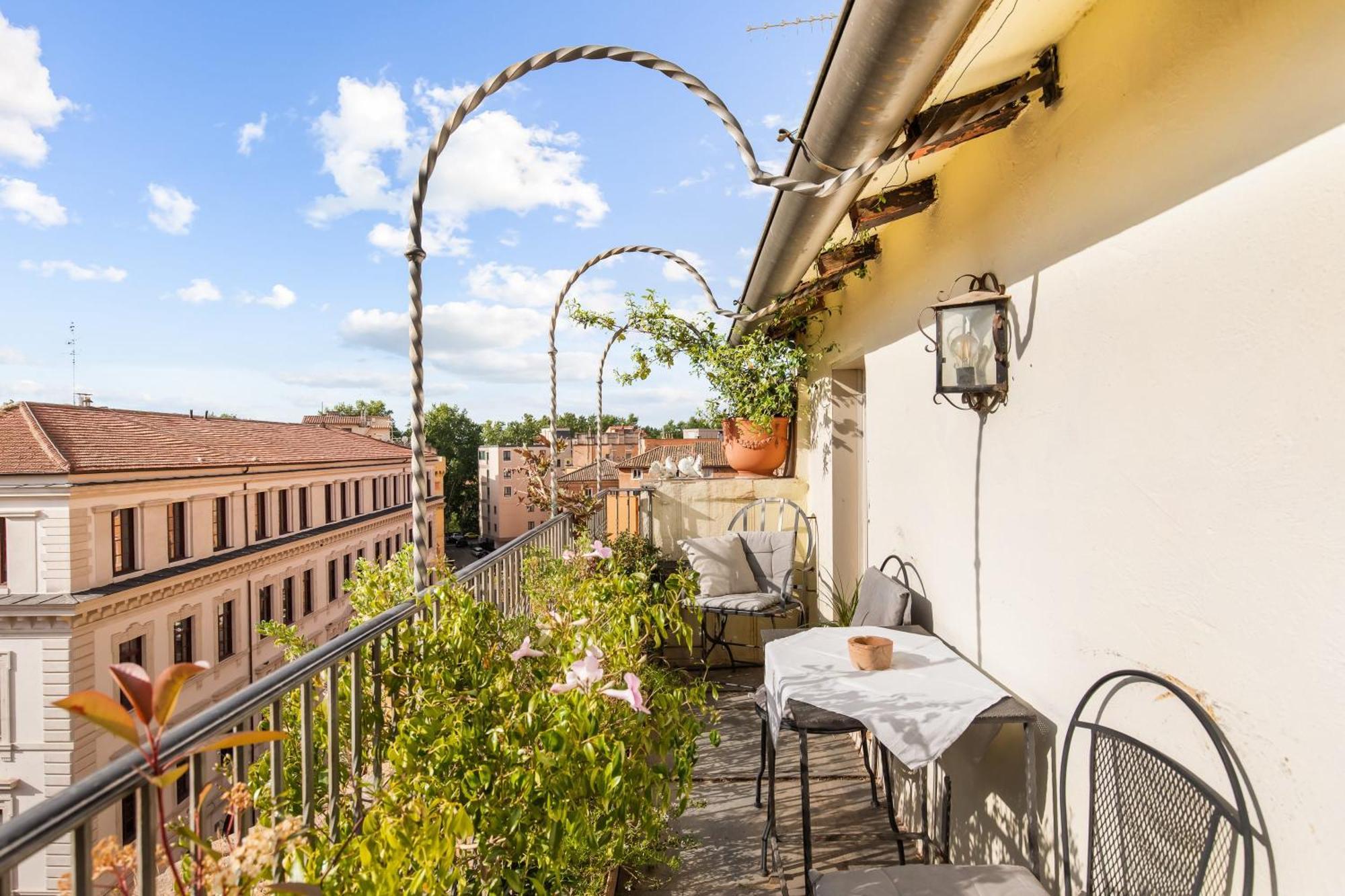 Piazza Mattei Terrace | Romeloft * Rome