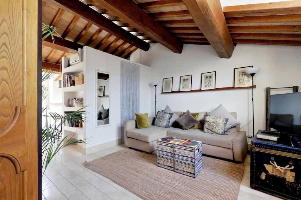 Pantheon Stylish Attic Apartment