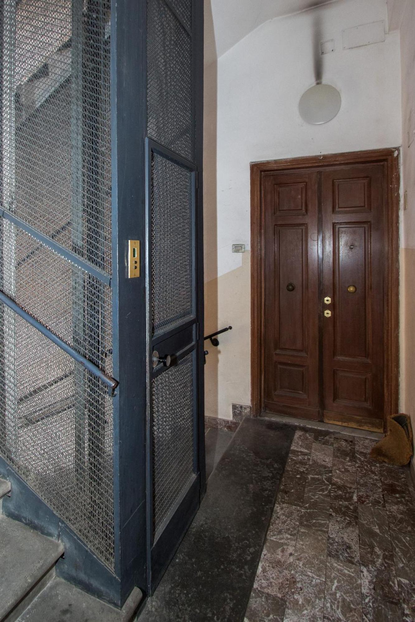 23 Guest house *