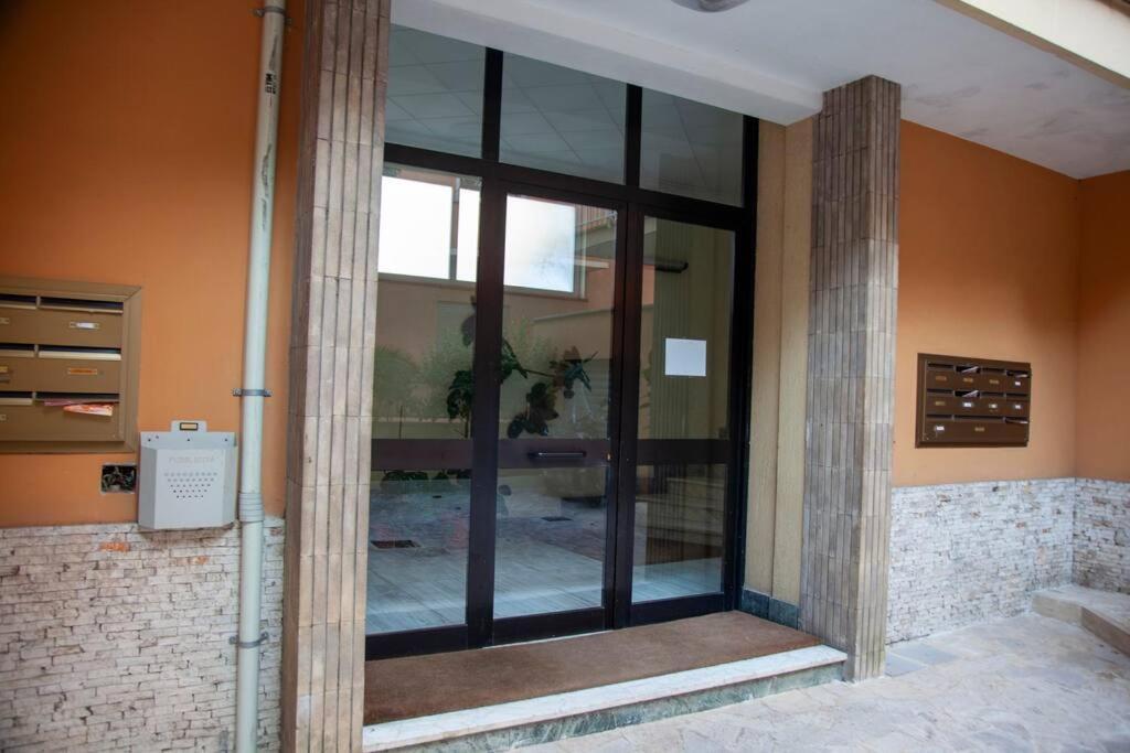 Modern And Stylish Flat Next To Metro Apartment *