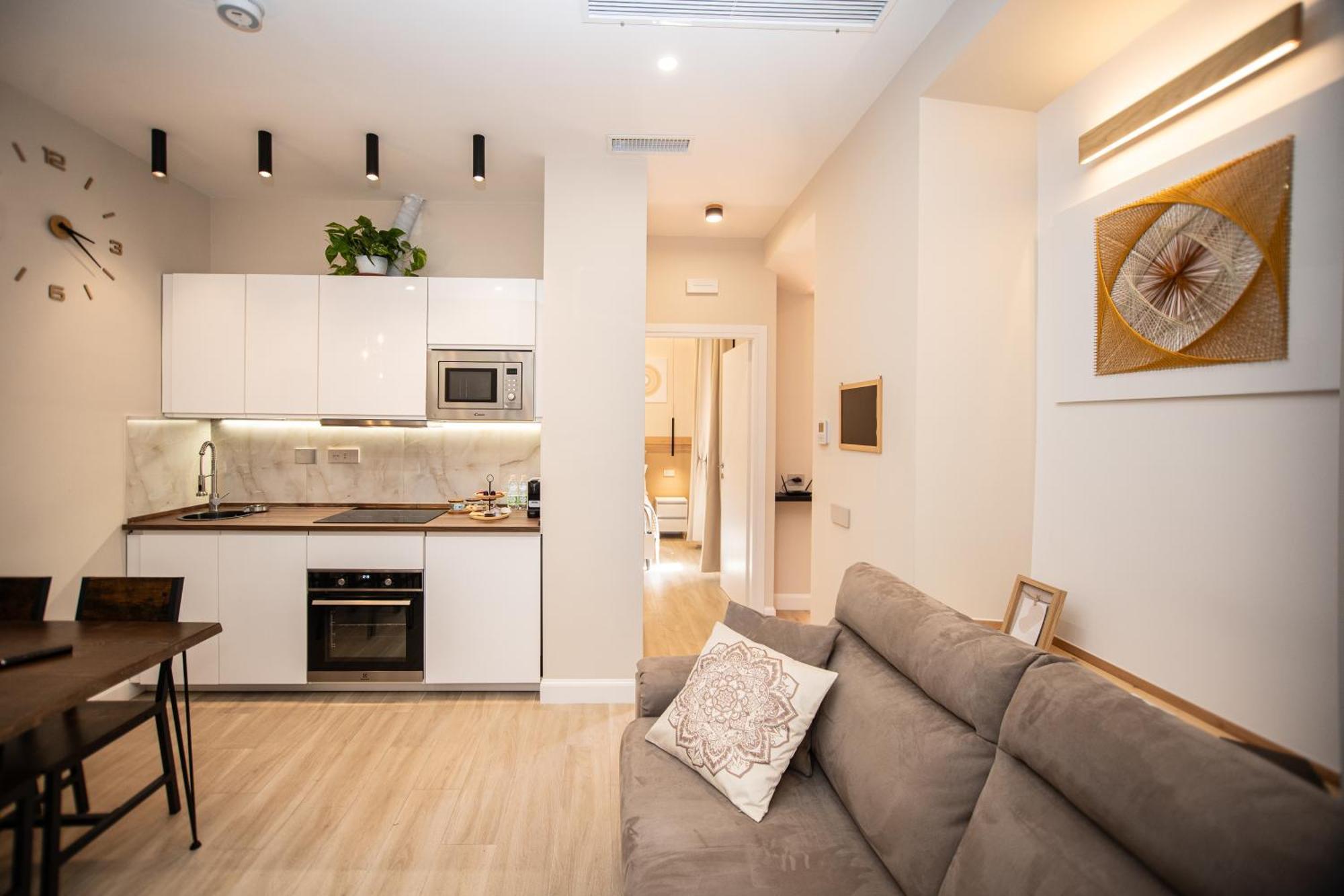 Leon Modern Near Subway - Ground Floor Apartment *