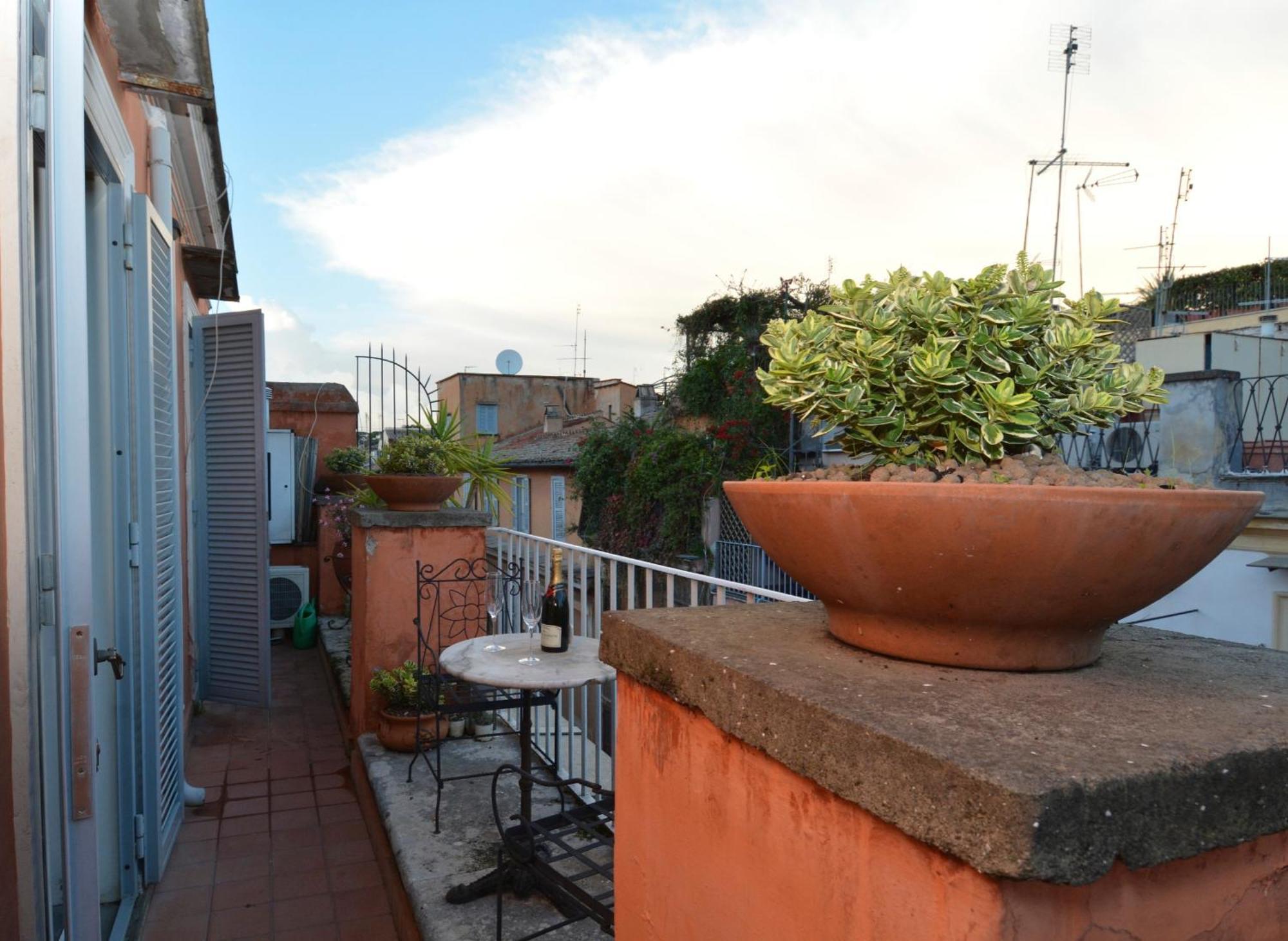 Spanish Steps Corner Apartment