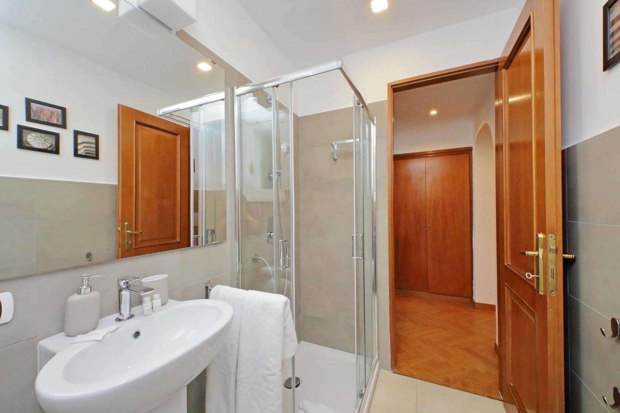 Ych-comfortable 2 Bedrooms Flat Near Colosseum Apartment Rome
