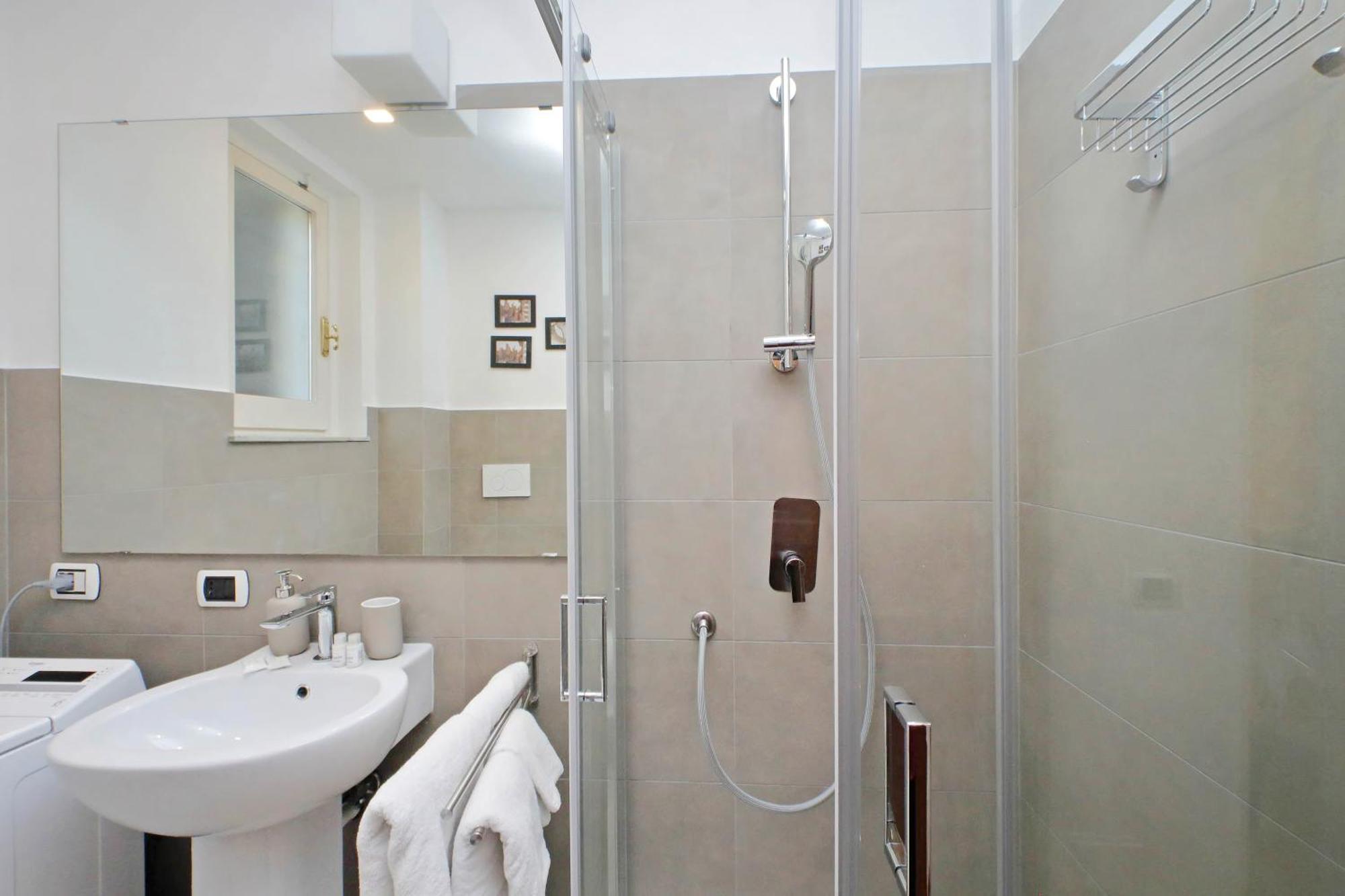 Ych-comfortable 2 Bedrooms Flat Near Colosseum * Rome