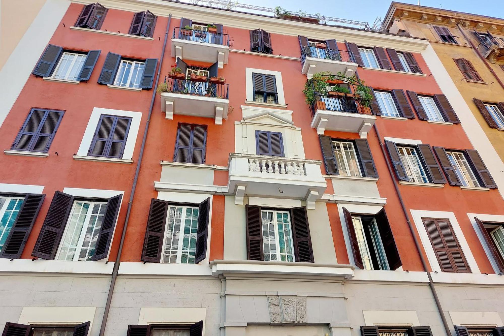 At The Vatican Ottaviano 2 Bedrooms 2 Baths *