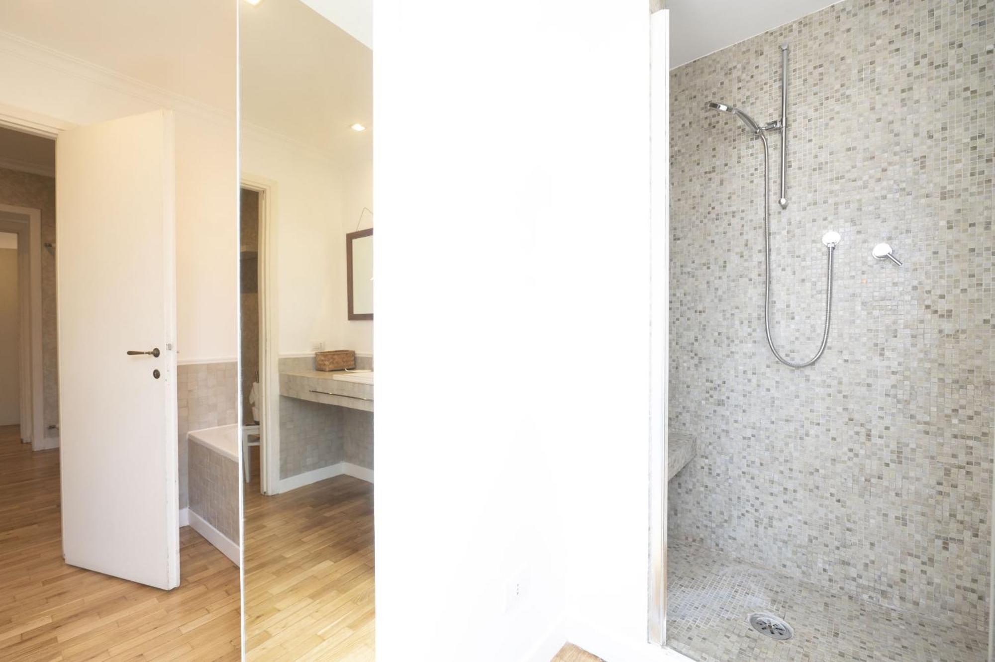 Bright And Lovely In San Lorenzo Apartment