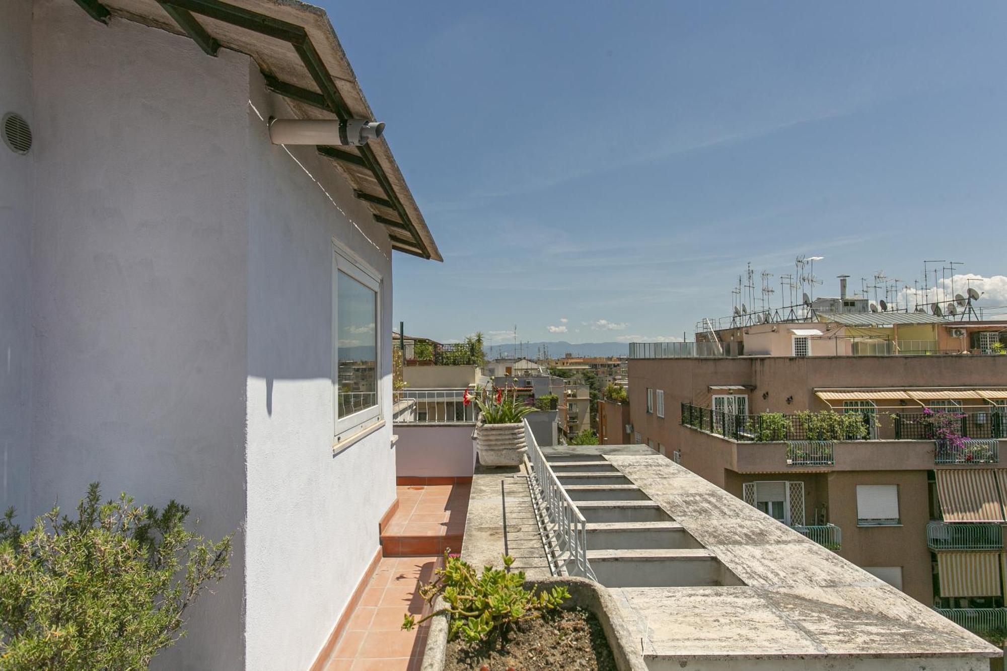 Attico Moderno Con Terrazza Vicino La Metro B Apartment