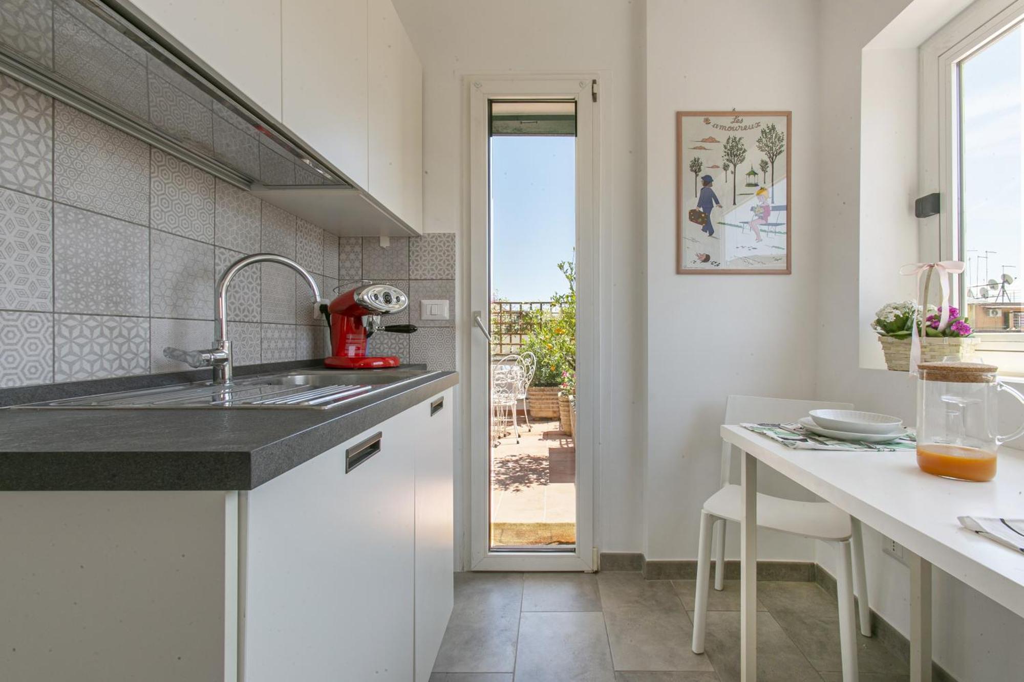 Attico Moderno Con Terrazza Vicino La Metro B Apartment