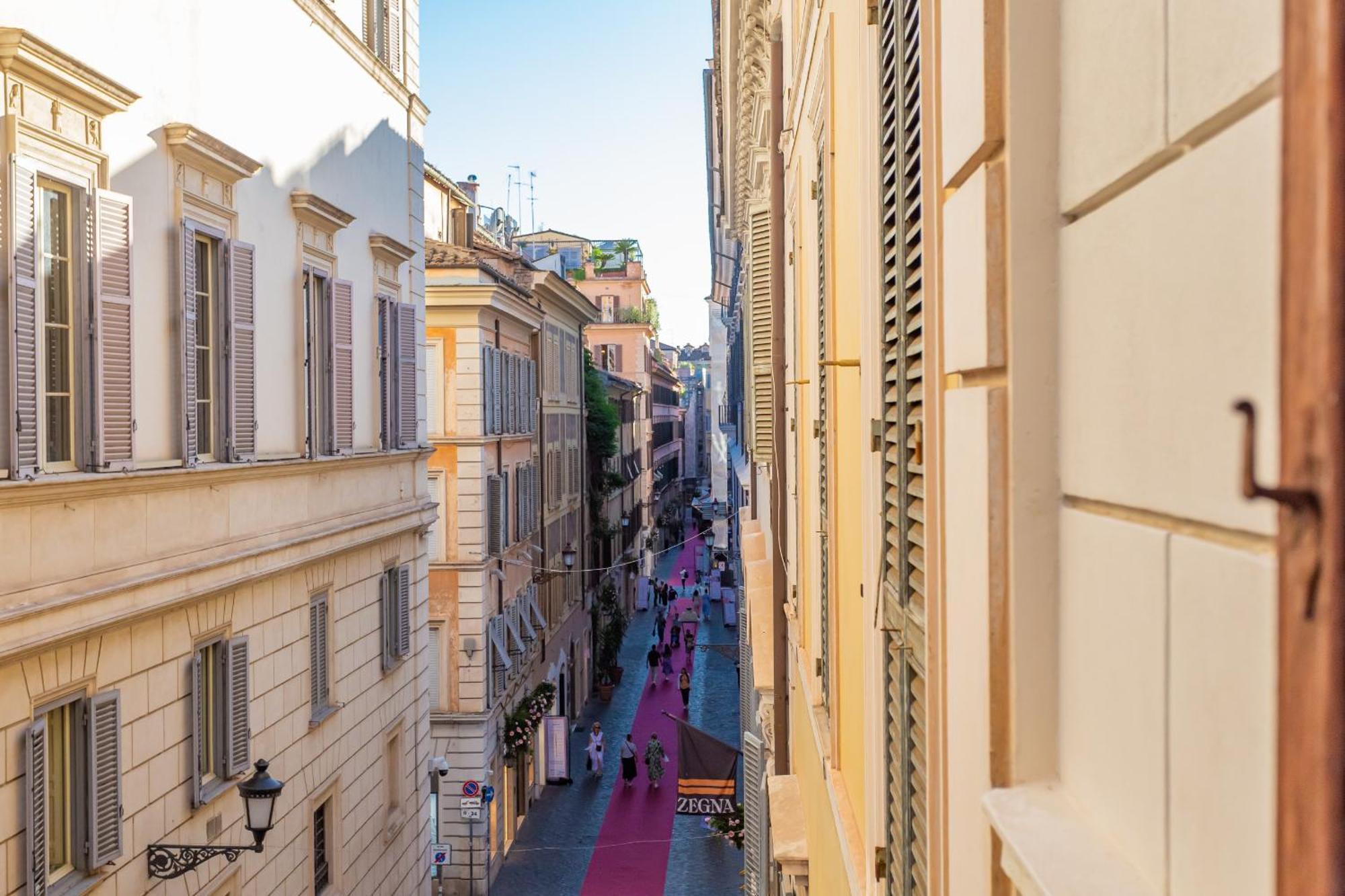 Spanish Steps Purple Retreat Apartment *