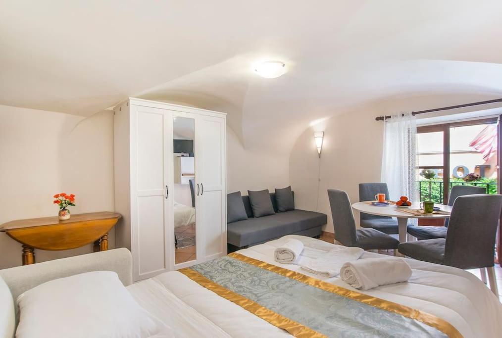 Vatican Little Apartment *
