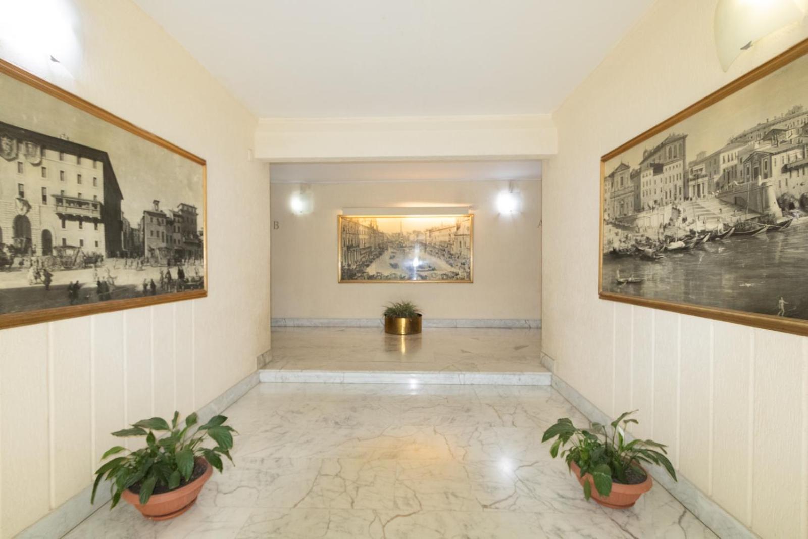 Via Conca D'oro Adiacente Fermata Della Metro B *