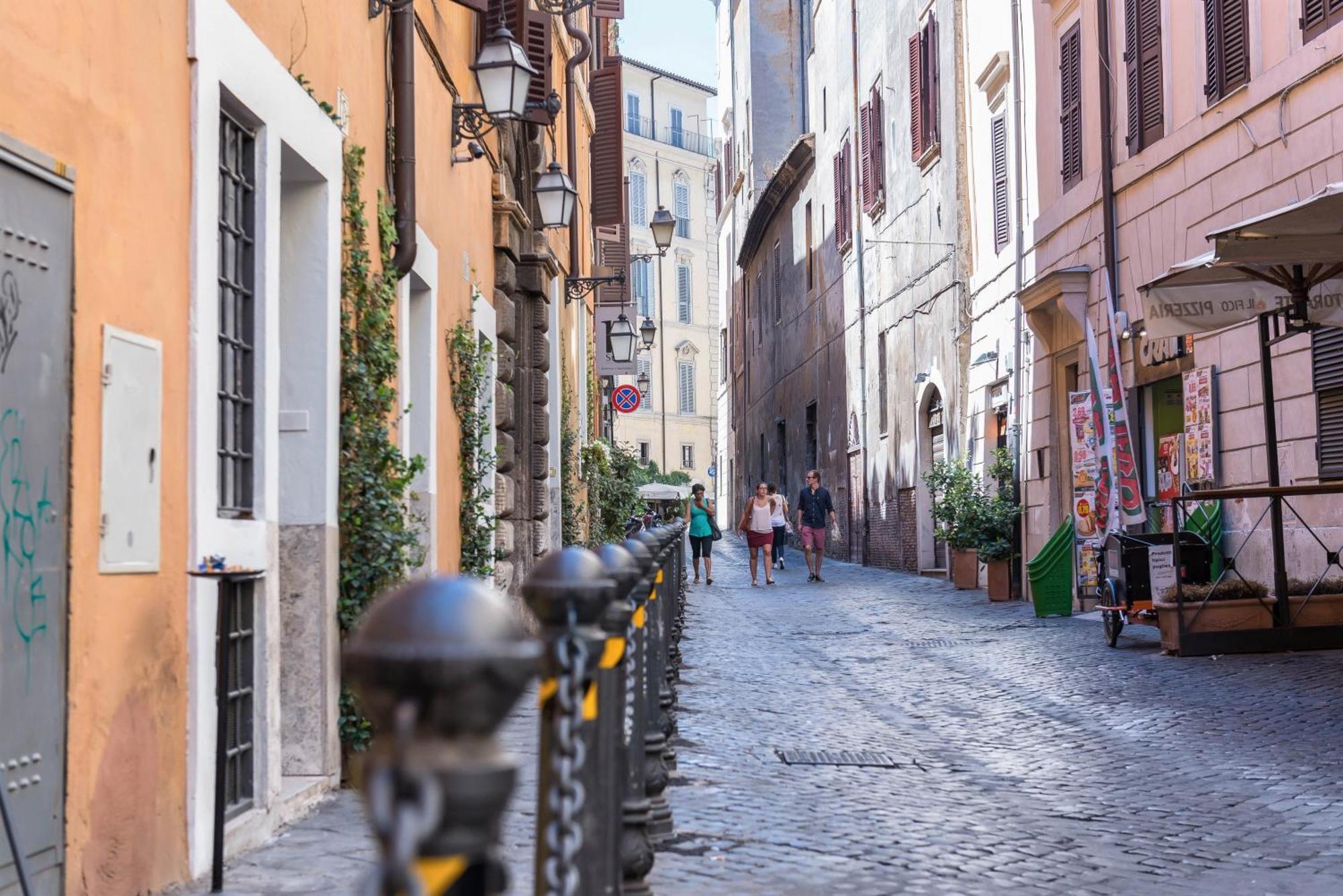 Via Di Montegiordano