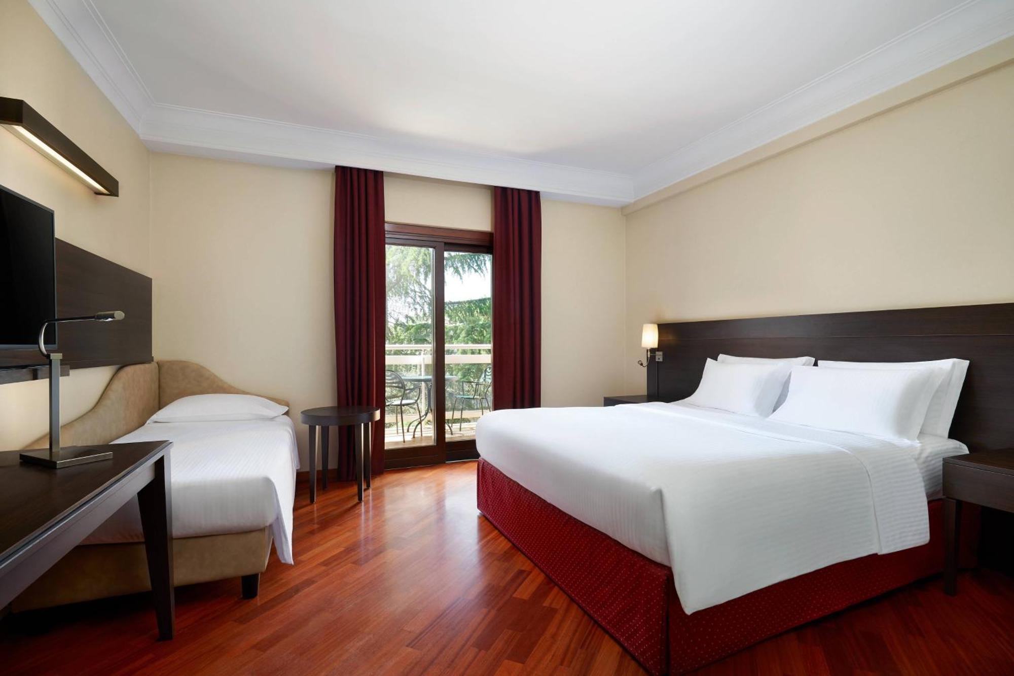 Courtyard By Marriott Park Rome