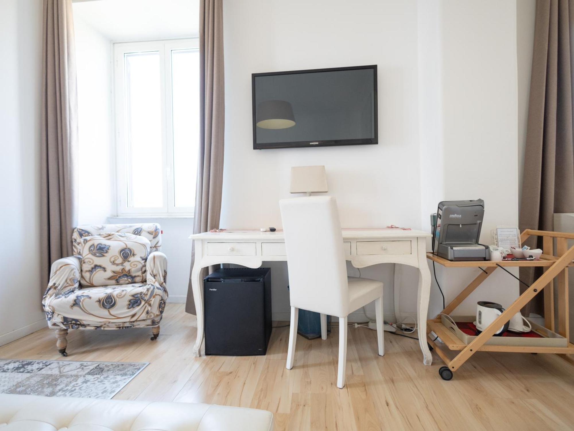 Romerooms Cola Di Rienzo Bed & Breakfast