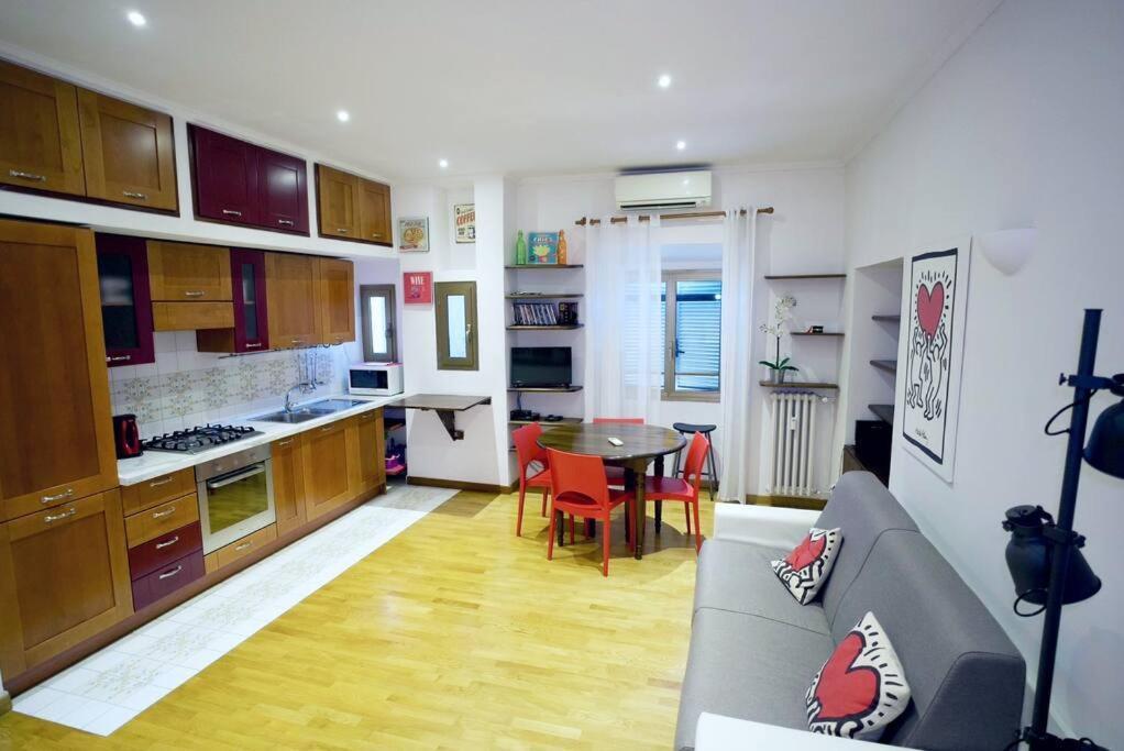 We - Leone - Rome, Vatican Apartment *