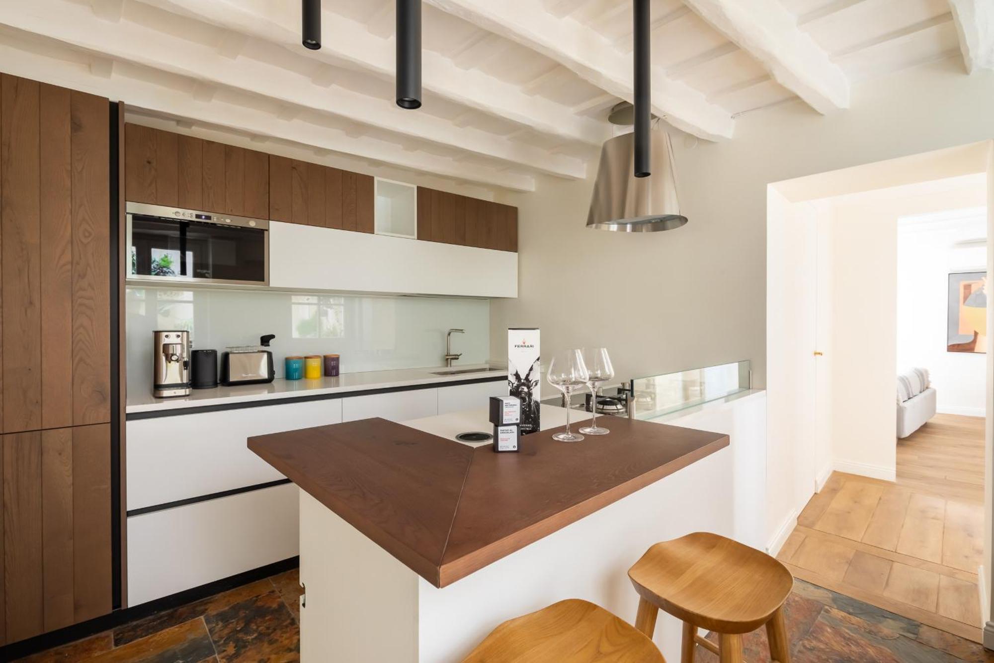 Elegance And Charm In Splendid Via Giulia Apartment Rome