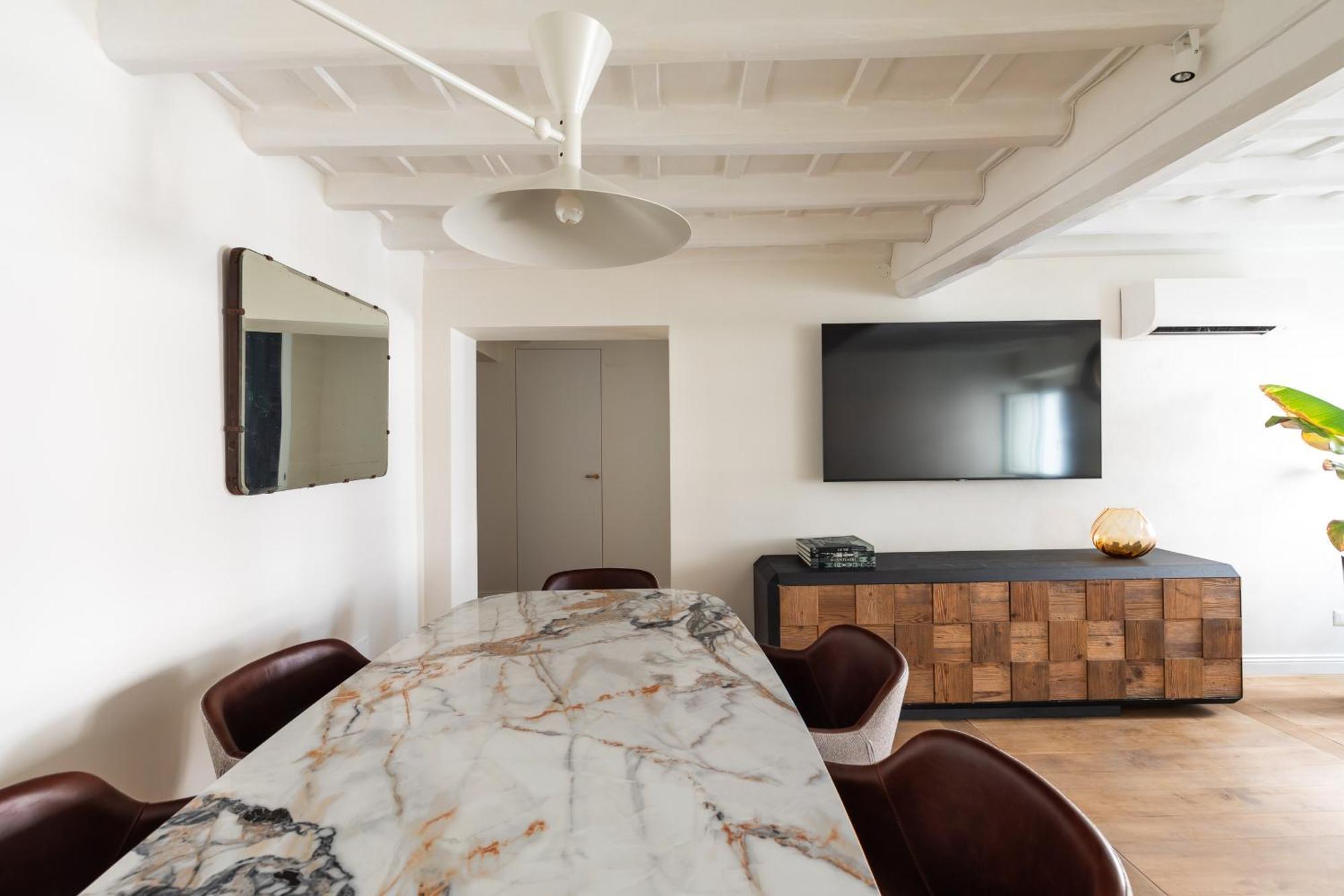 Elegance And Charm In Splendid Via Giulia Apartment *