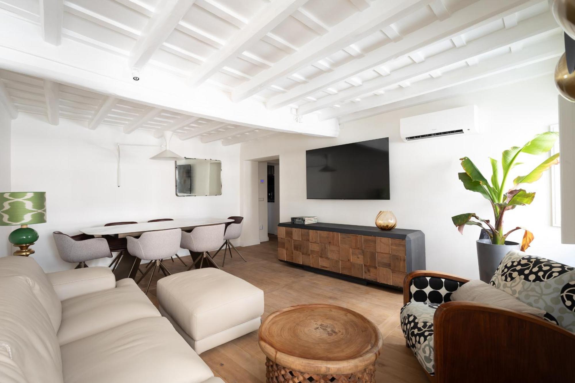 Elegance And Charm In Splendid Via Giulia Apartment