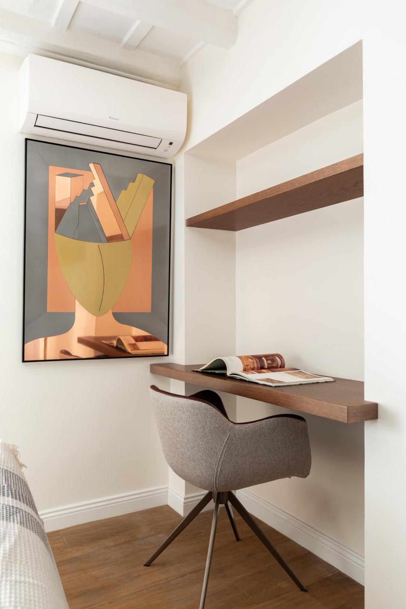 Elegance And Charm In Splendid Via Giulia