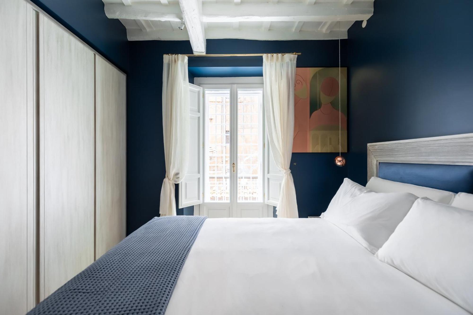 Elegance And Charm In Splendid Via Giulia Apartment