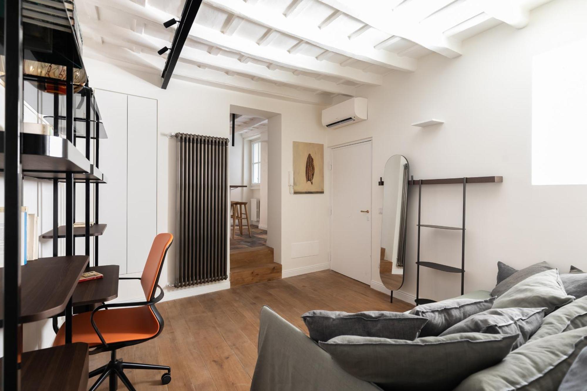 Elegance And Charm In Splendid Via Giulia Apartment