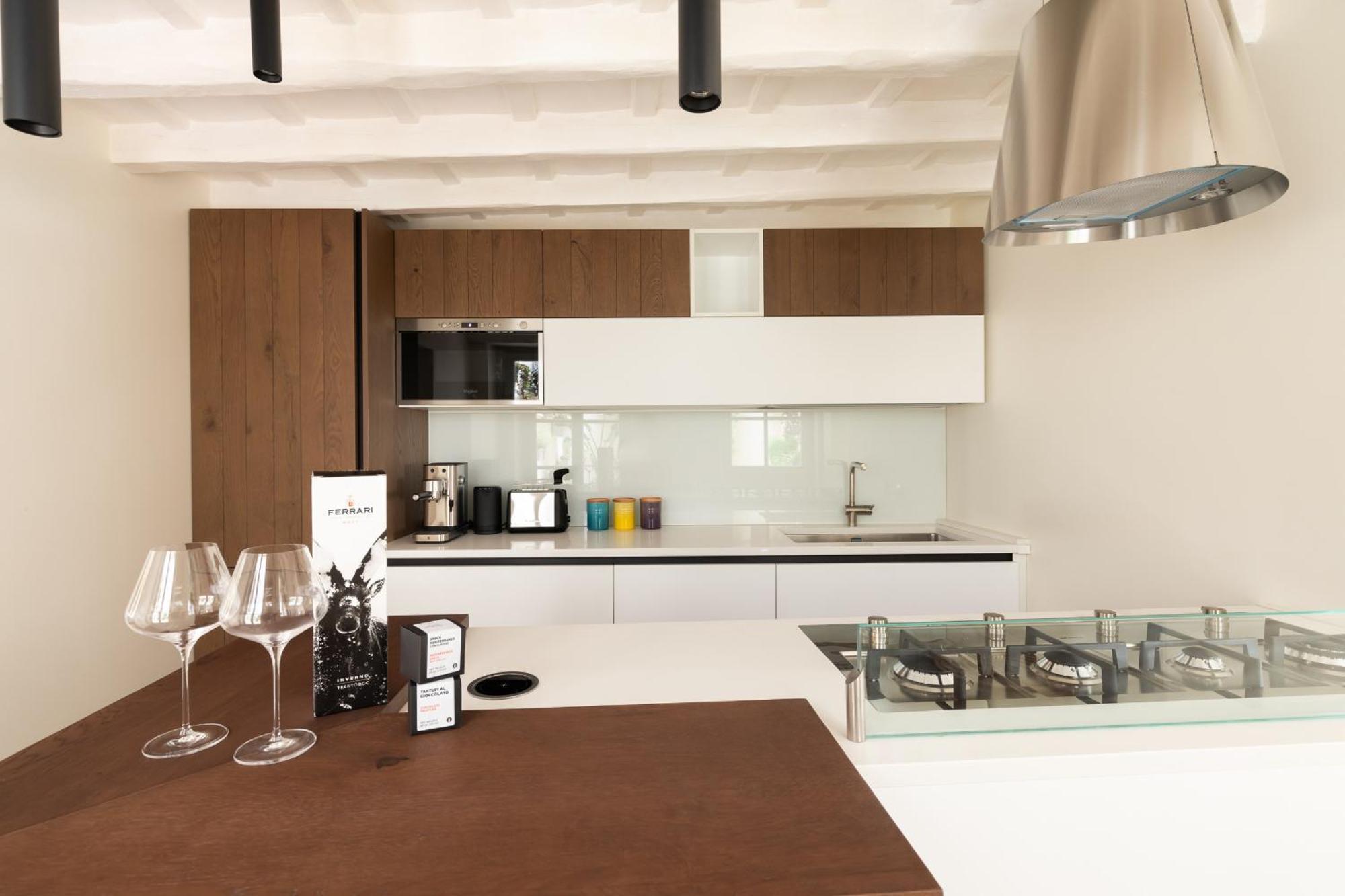 Elegance And Charm In Splendid Via Giulia Apartment Rome