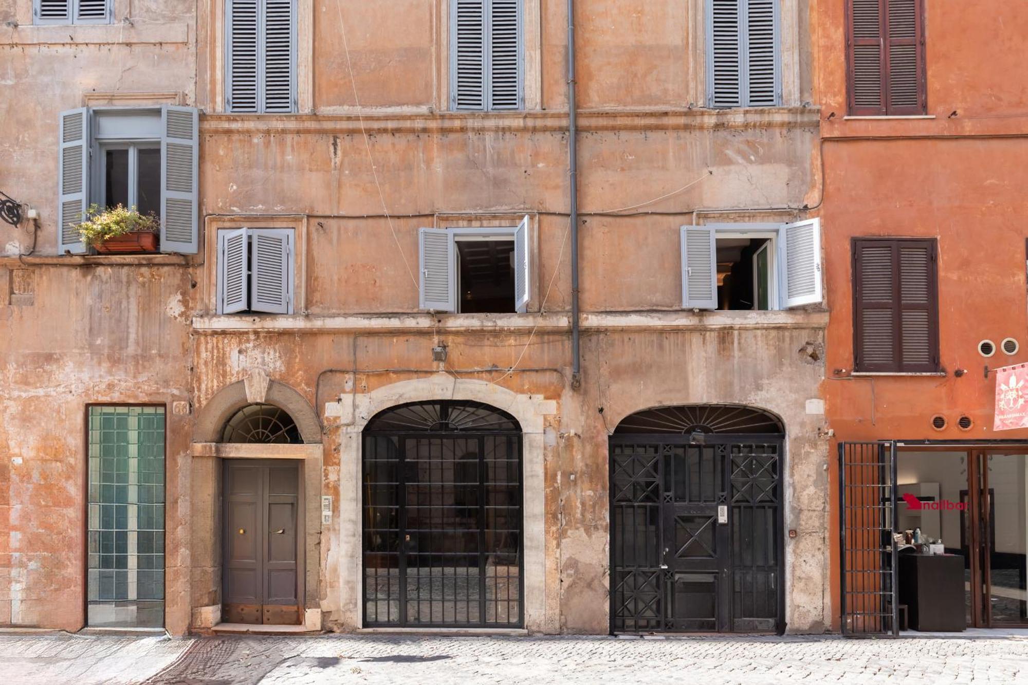 Elegance And Charm In Splendid Via Giulia Rome