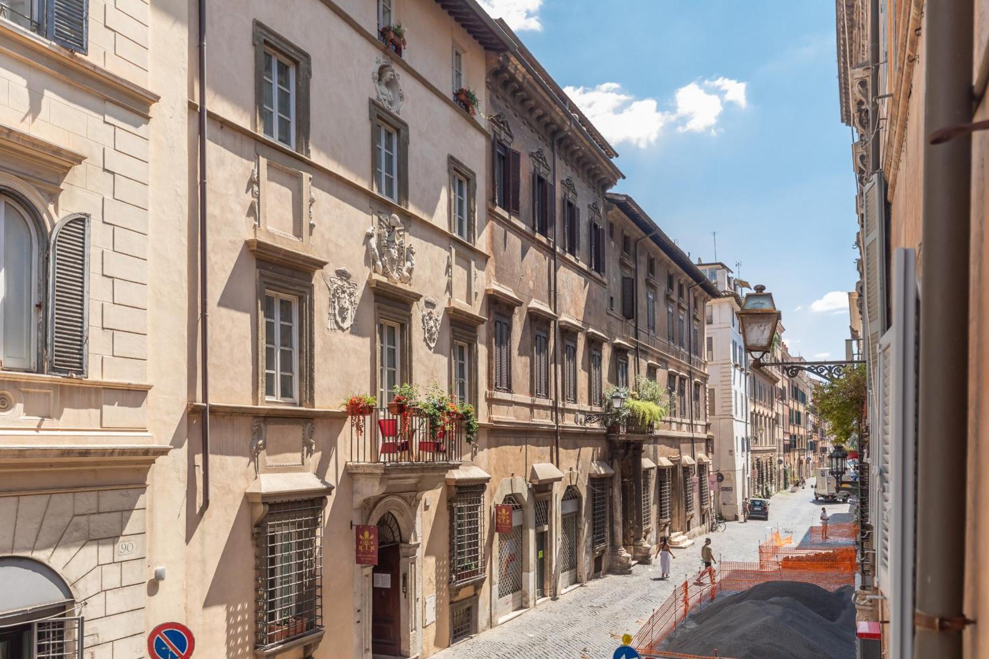 Elegance And Charm In Splendid Via Giulia