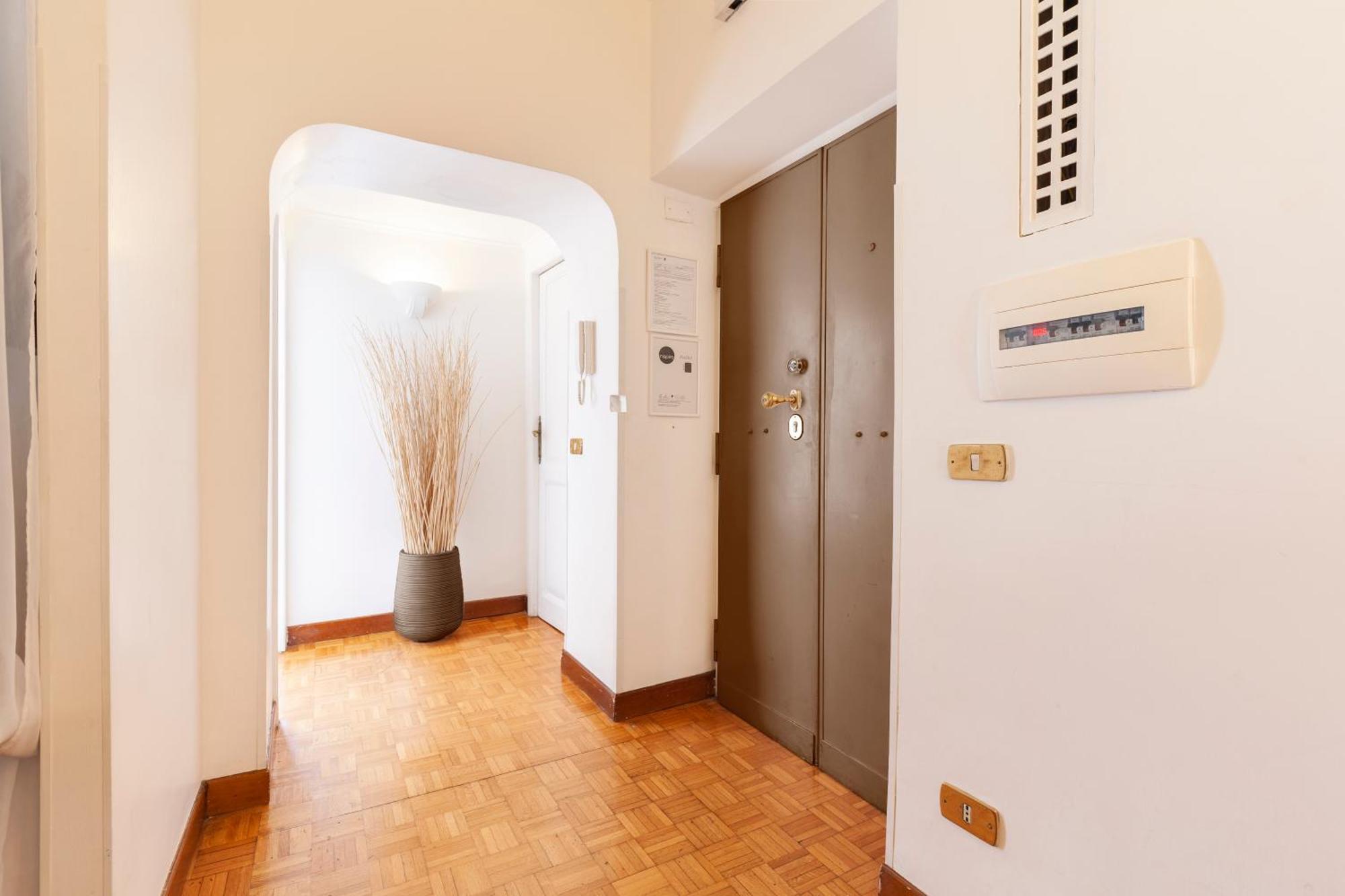 Spanish Steps Historic Apartment