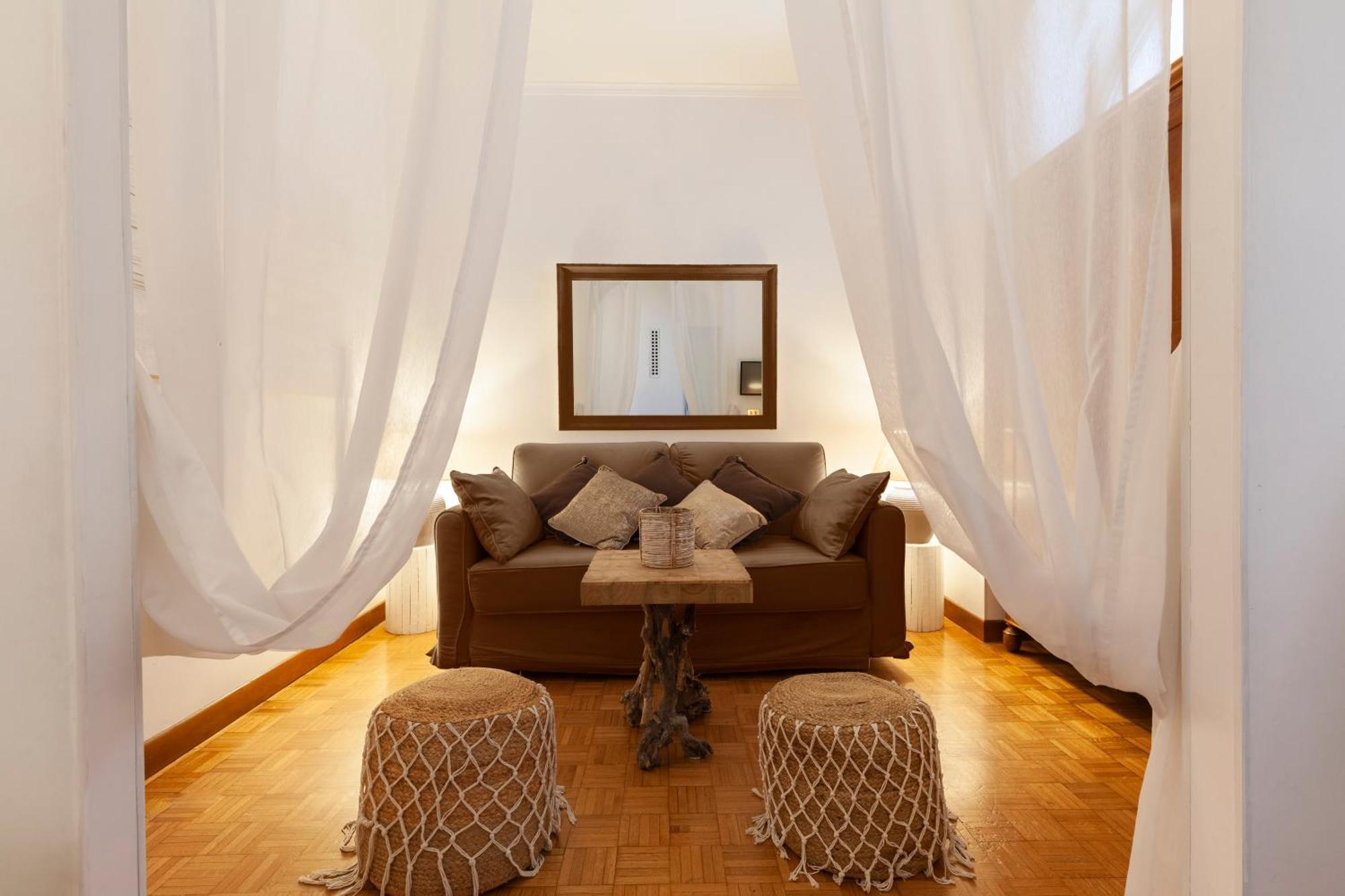 Spanish Steps Historic Apartment
