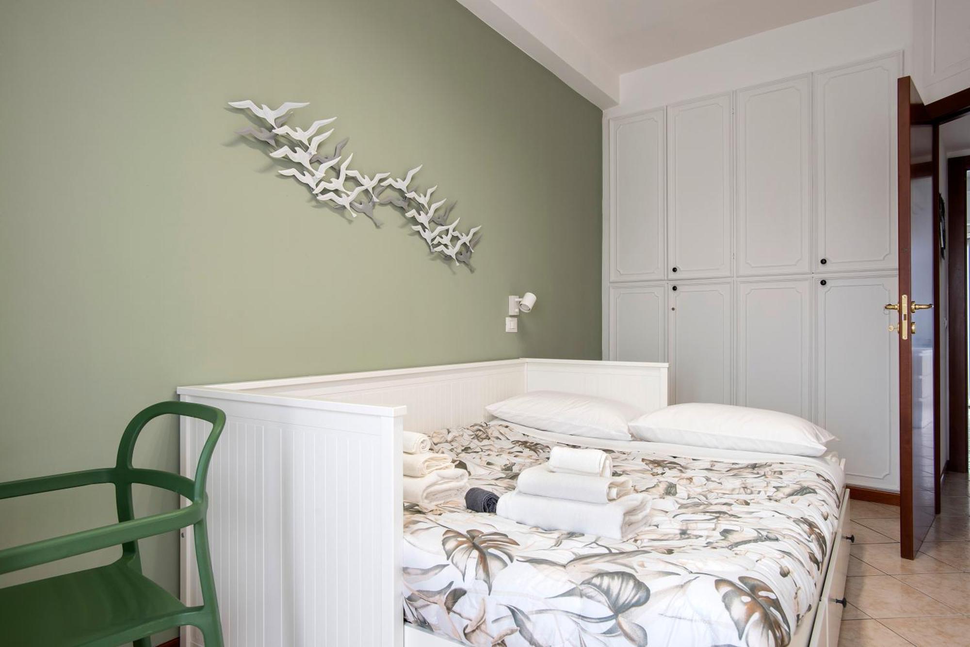 Stylish & Cozy - 5 Star Location- Balcony - View Holiday home *