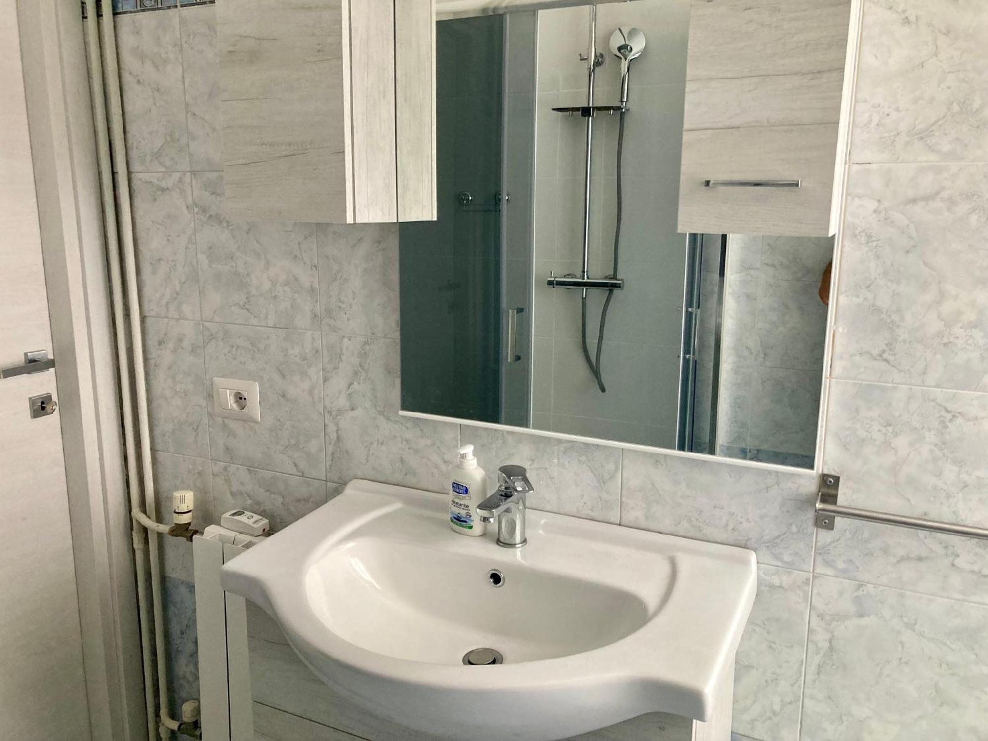 Brandnew Luxury House Near Metro Station