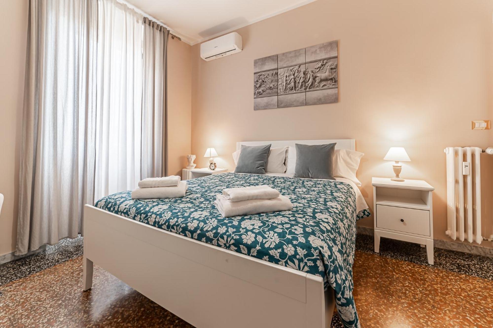Apartment In Tuscolana Train Station & Metro A *