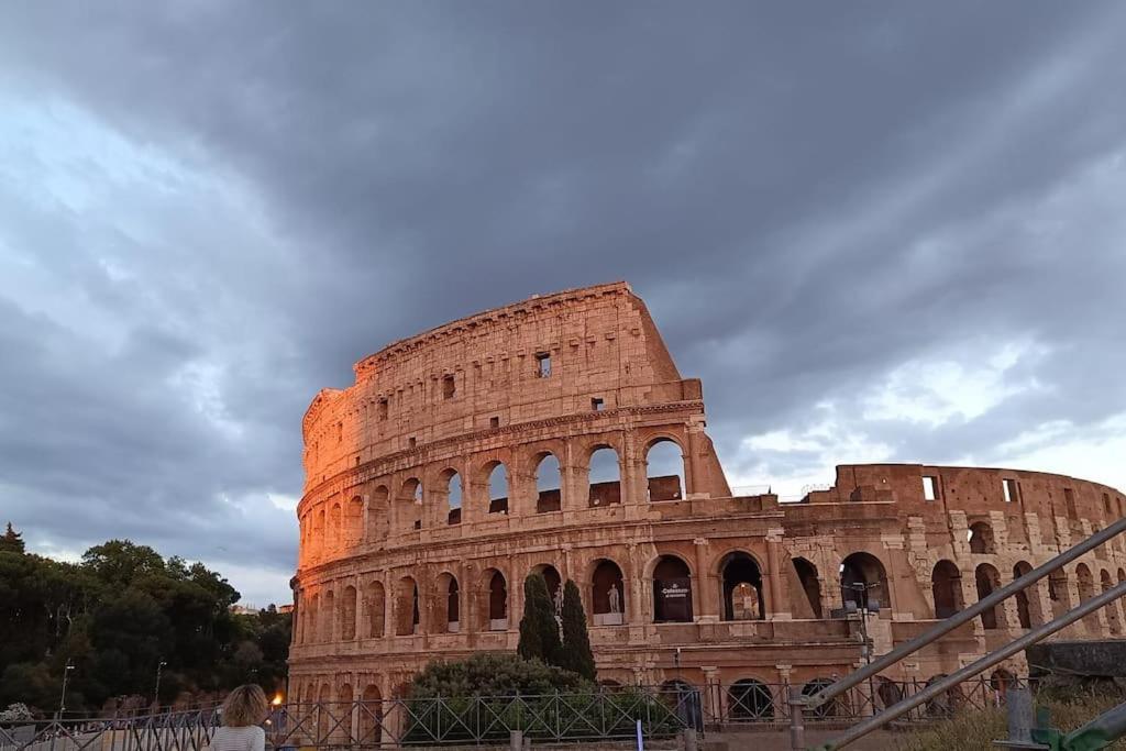 Elegante - Colosseo * Rome