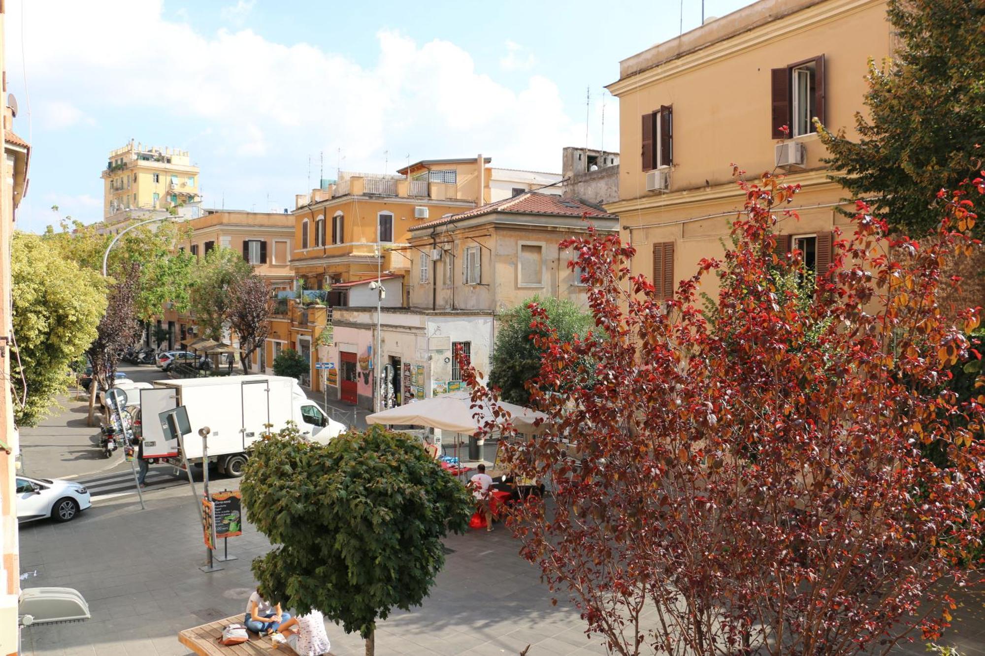 Your Basic But Bonnie Corner * Rome