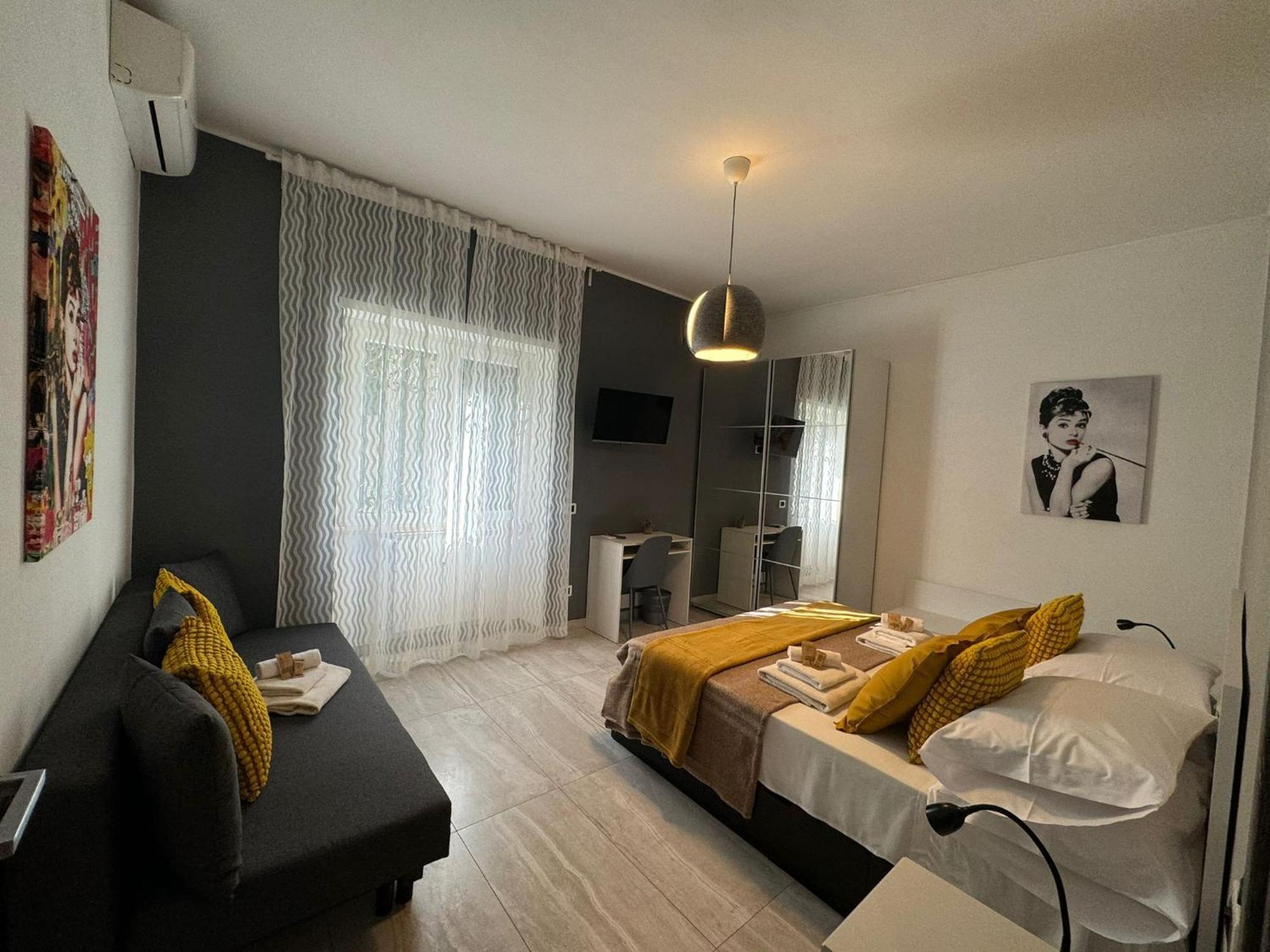Elegant Escape By Ionio Metro Apartment *